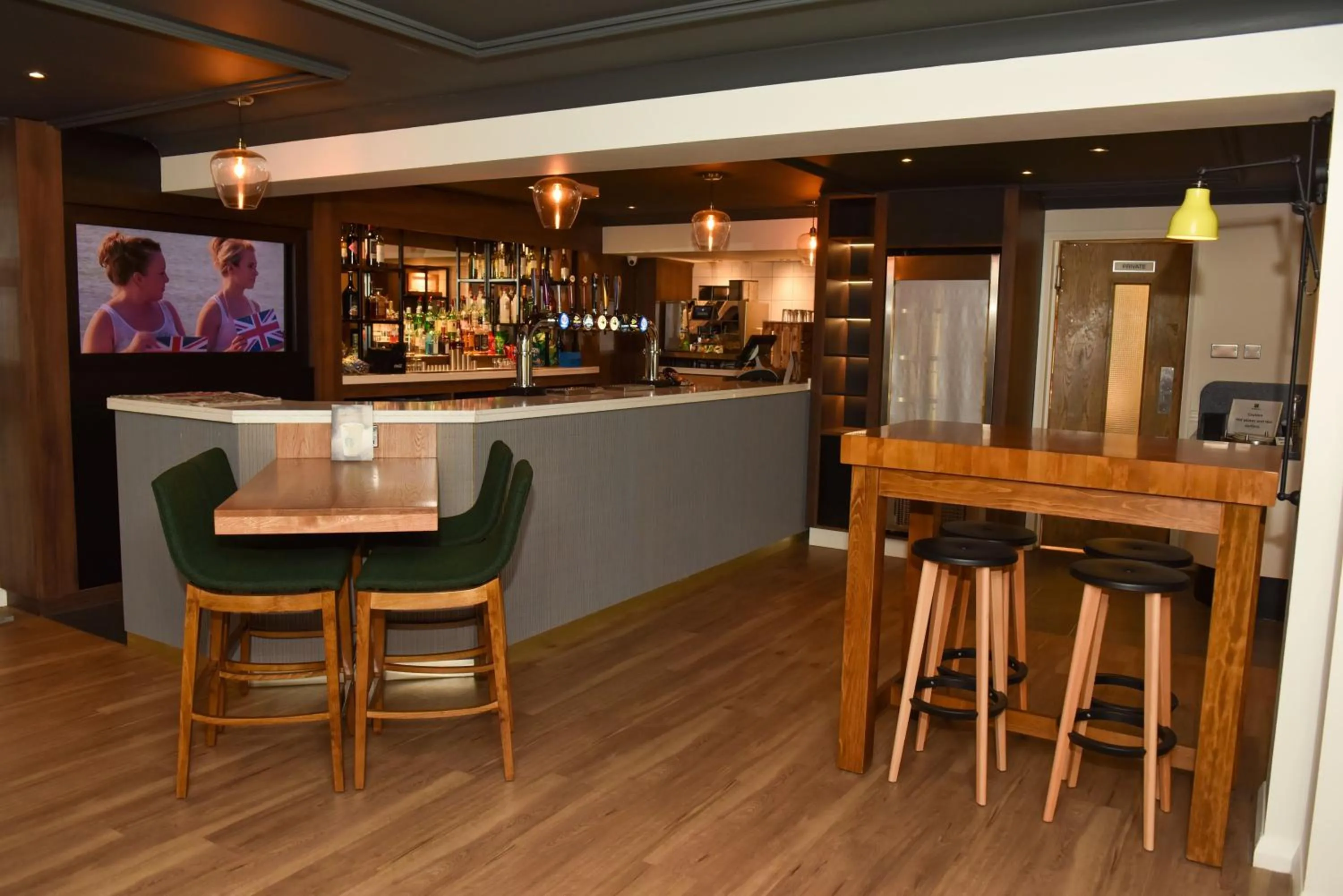 Lounge or bar in Holiday Inn A55 Chester West by IHG