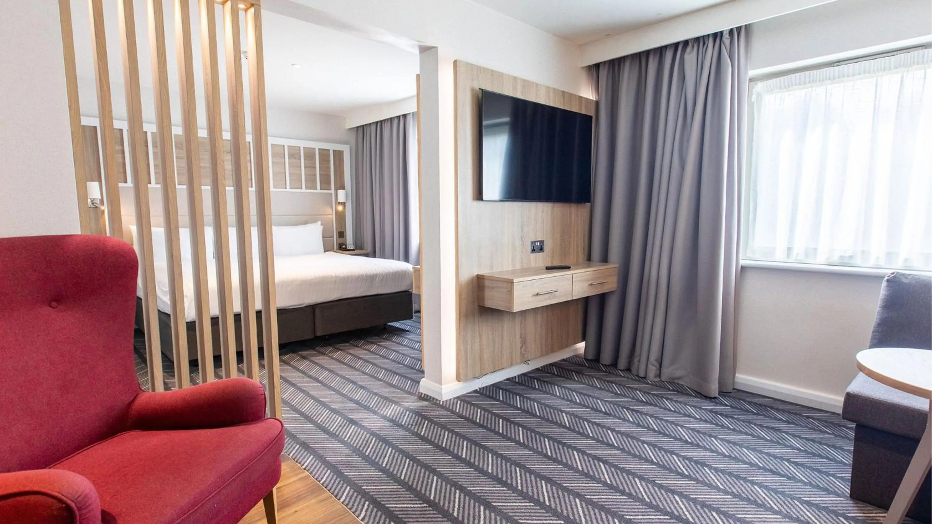Photo of the whole room, Bed in Holiday Inn London-Shepperton by IHG