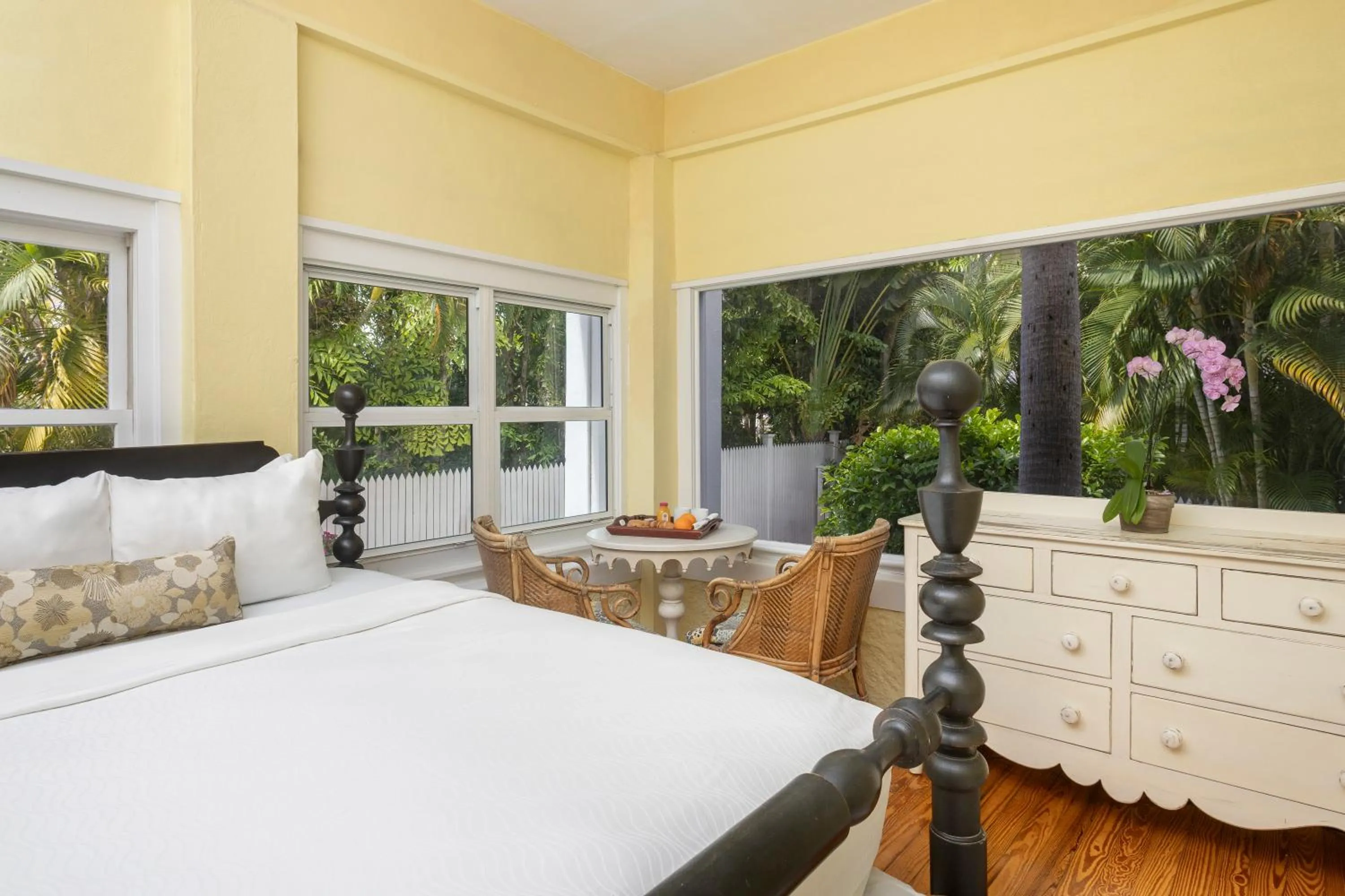 Bedroom, Bed in Weatherstation Inn Circa 1911