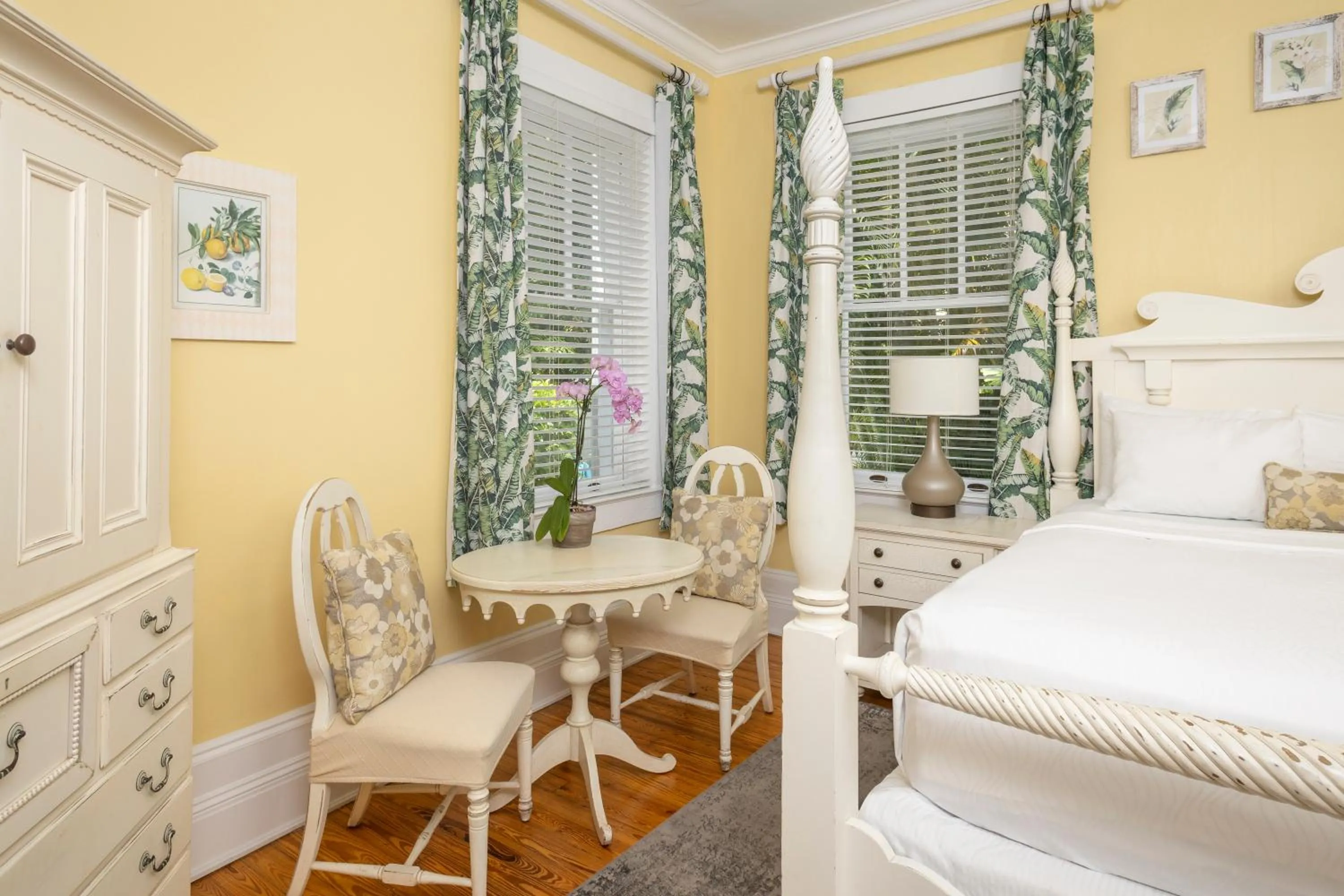 Seating area, Bed in Weatherstation Inn Circa 1911