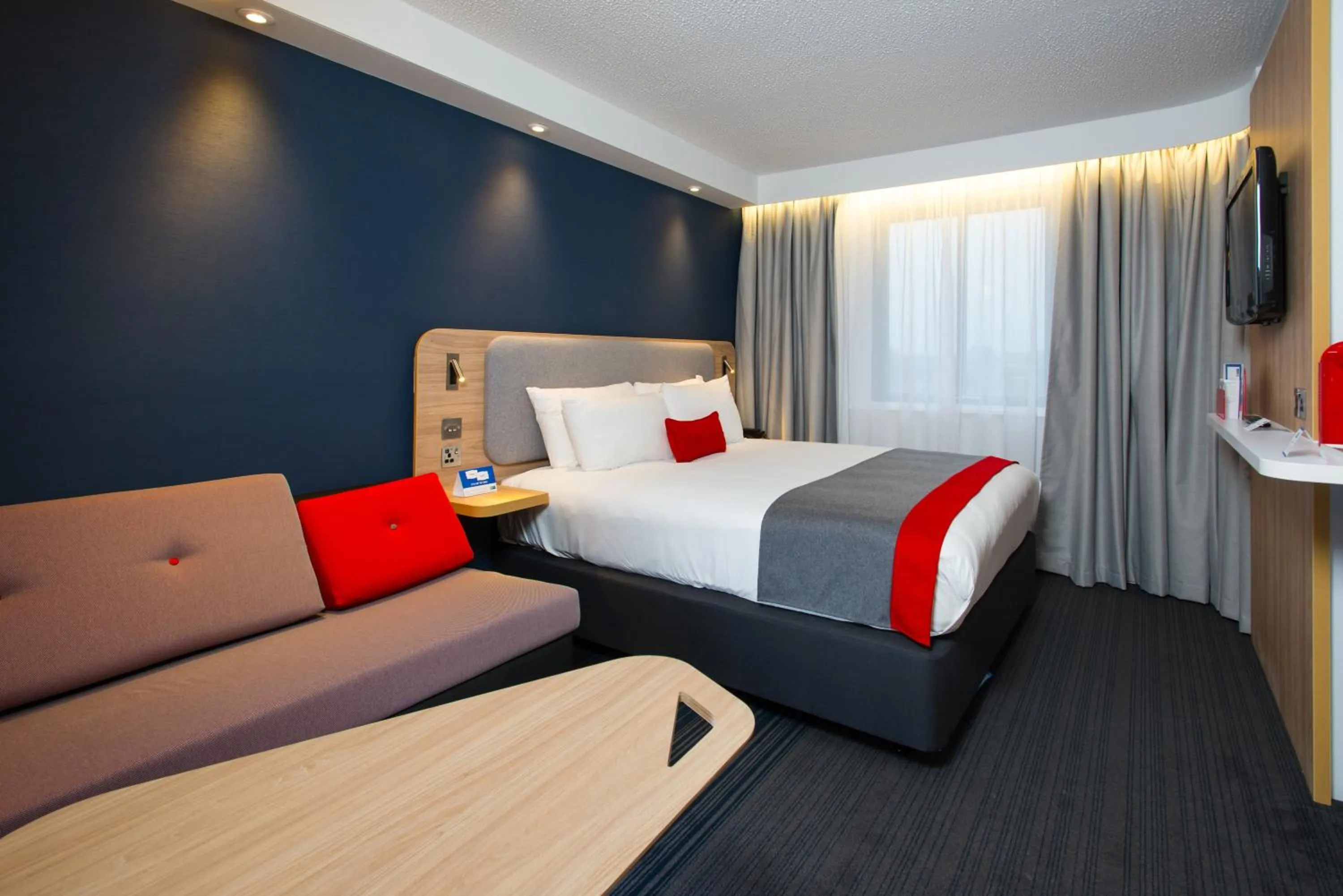 Photo of the whole room, Bed in Holiday Inn Express Edinburgh - Leith Waterfront by IHG