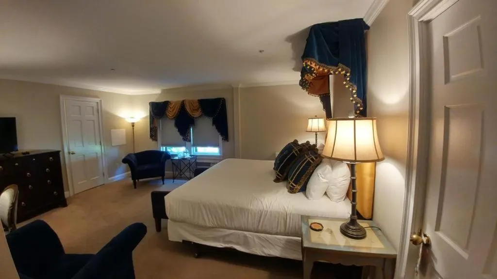 Bed in Hydrangea House Inn