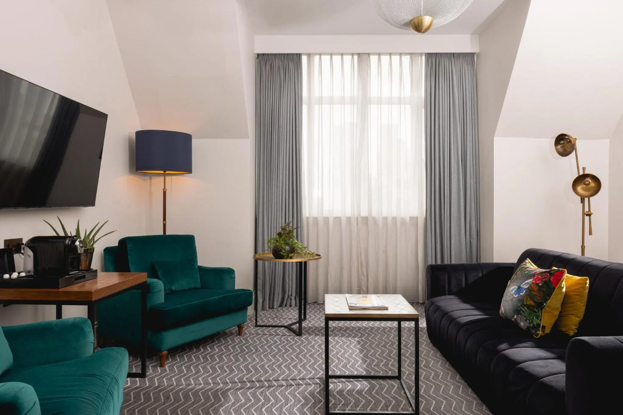 Photo of the whole room in Kimpton Clocktower by IHG