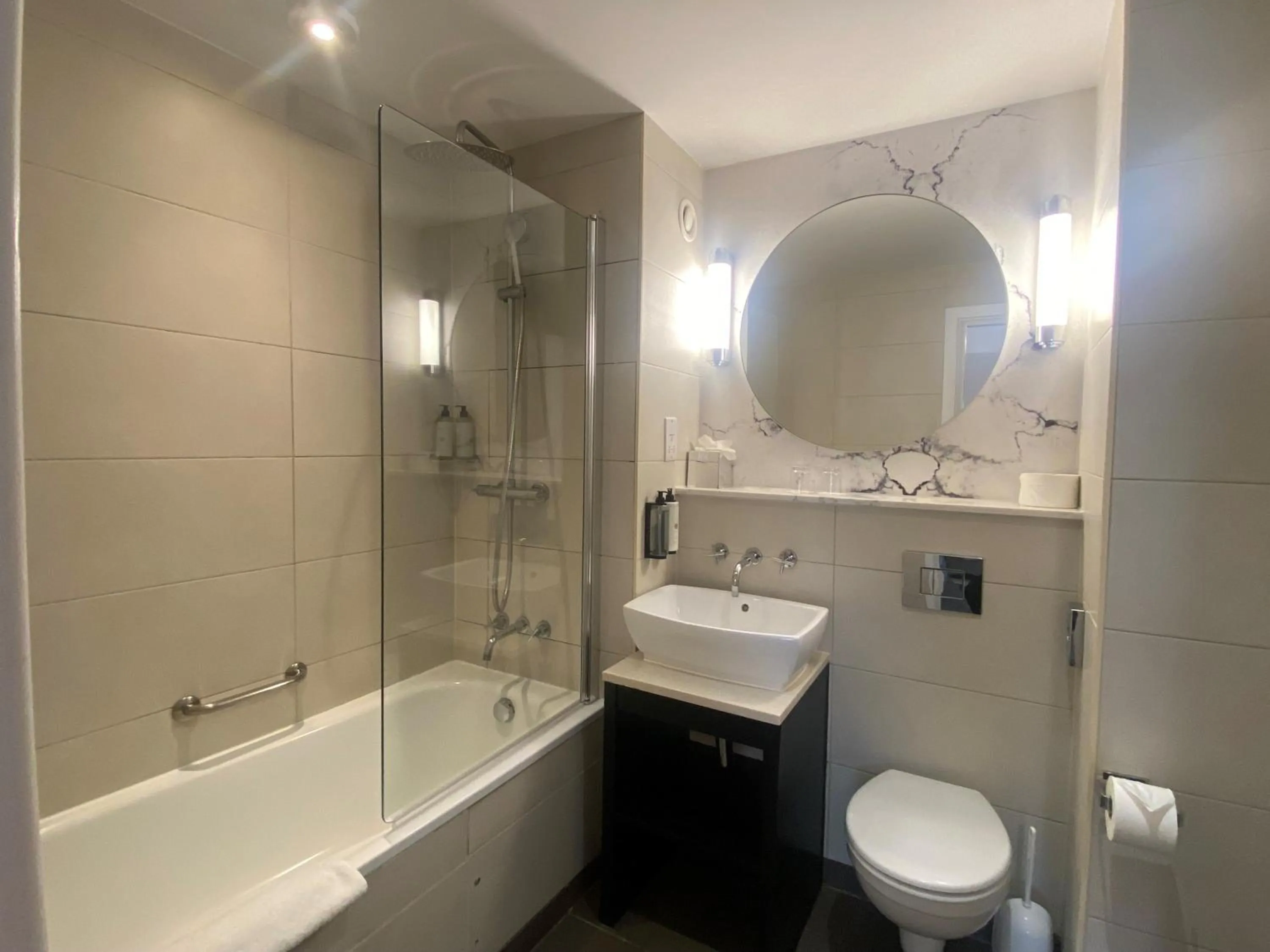 Shower in London Chigwell Prince Regent Hotel, BW Signature Collection