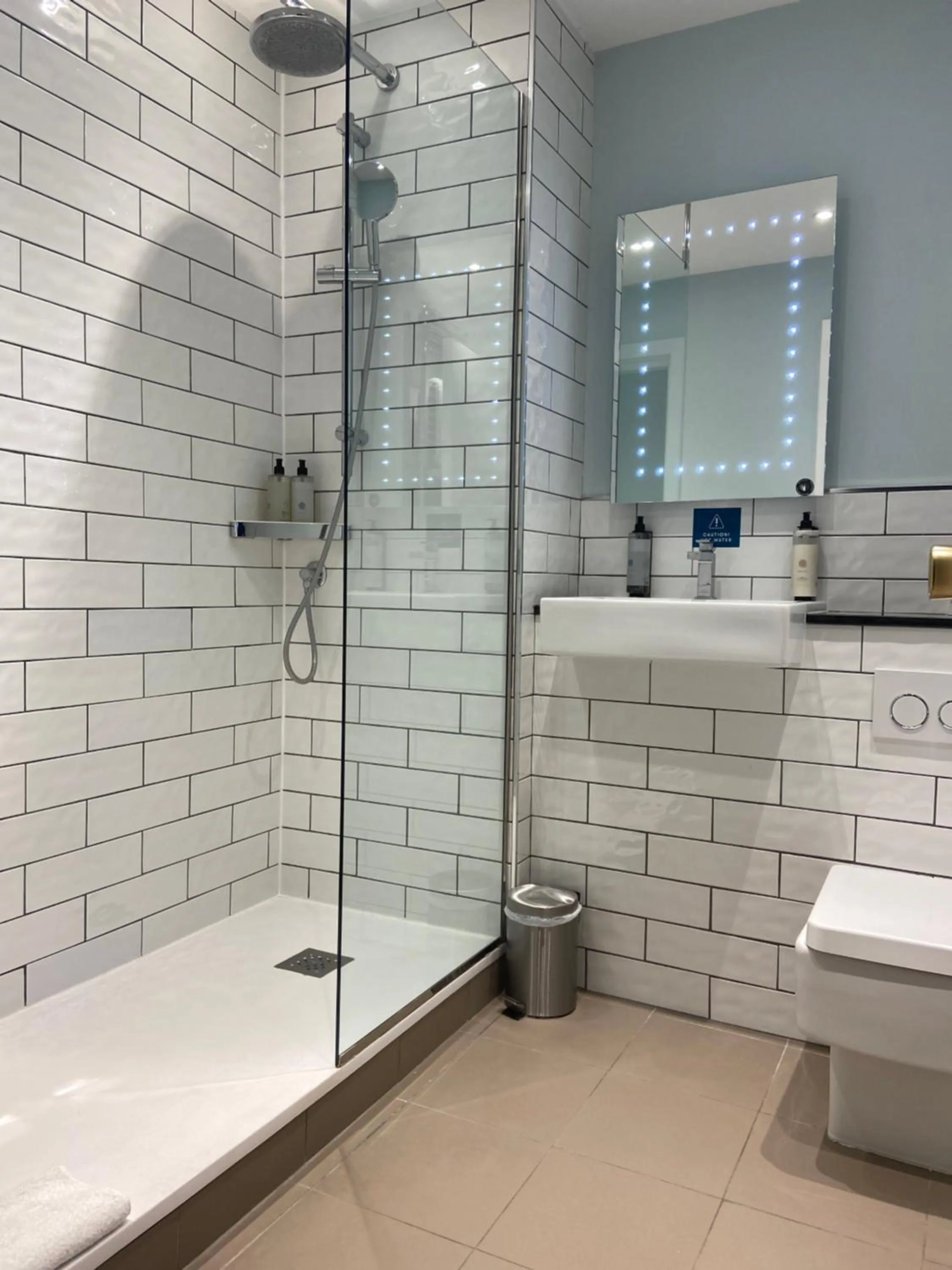 Shower in London Chigwell Prince Regent Hotel, BW Signature Collection
