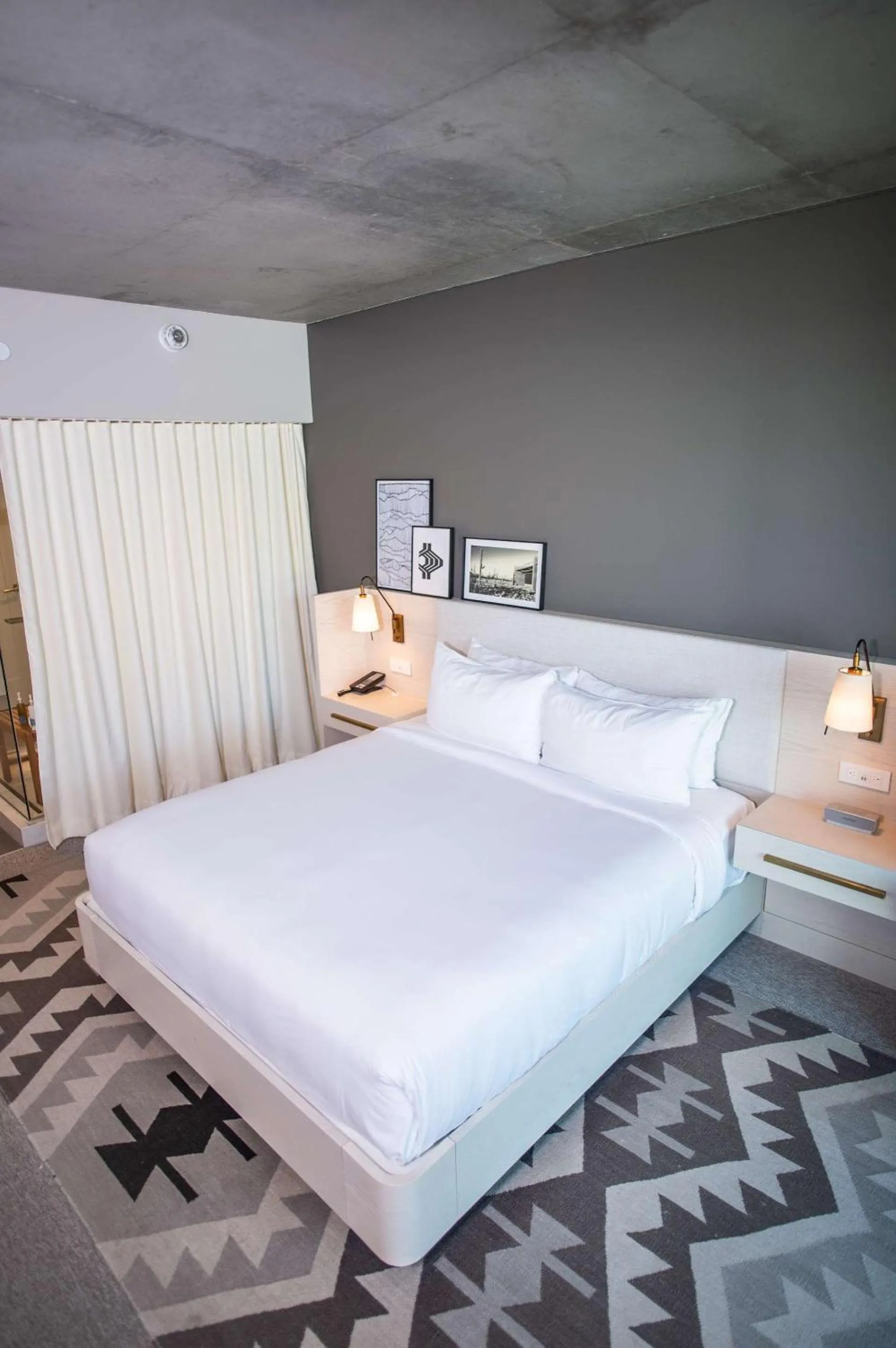 Bedroom, Bed in Mountain Shadows Resort Scottsdale