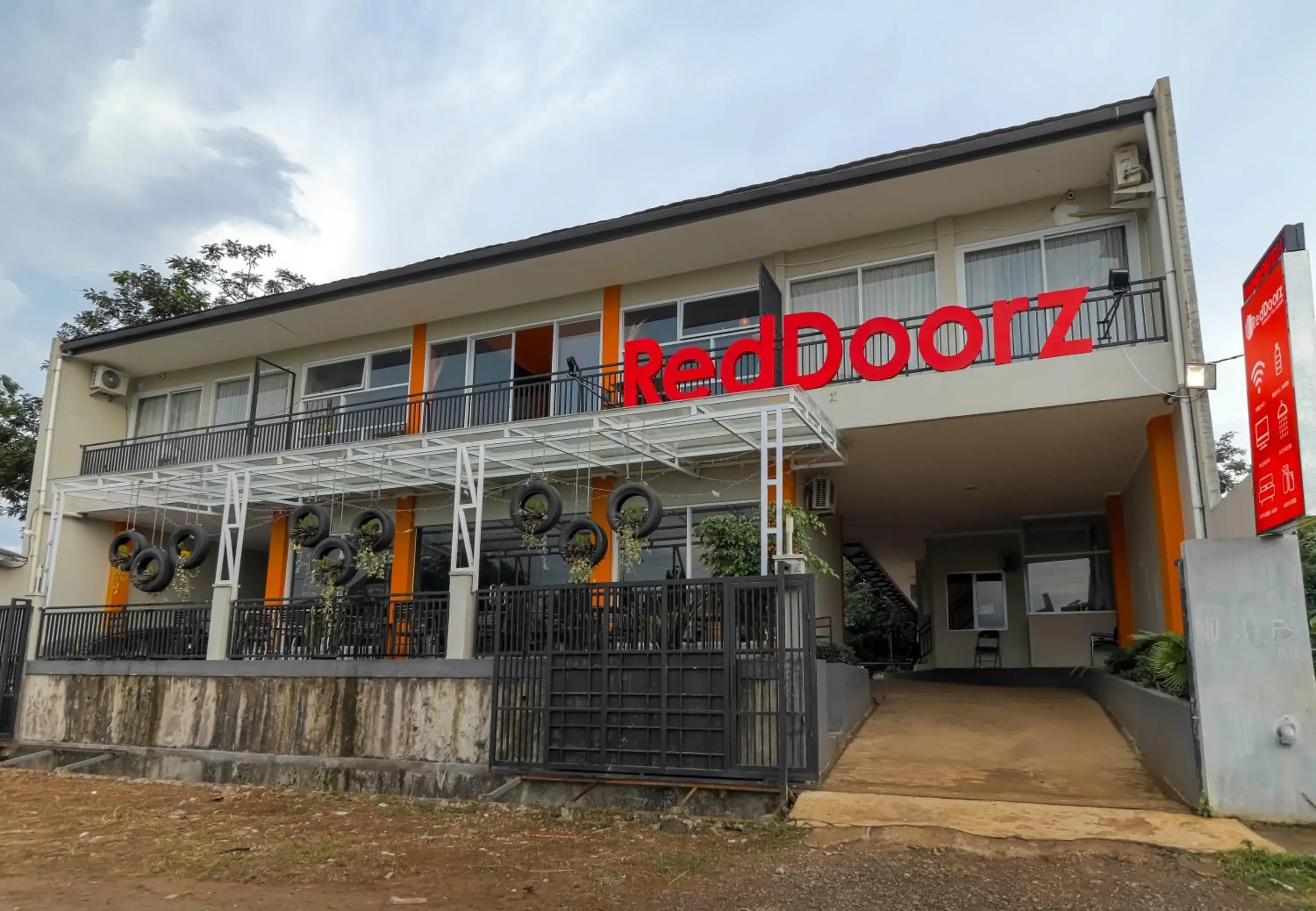 Facade/entrance in RedDoorz near Exit Toll Bogor Facade/entrance in RedDoorz near Exit Toll Bogor