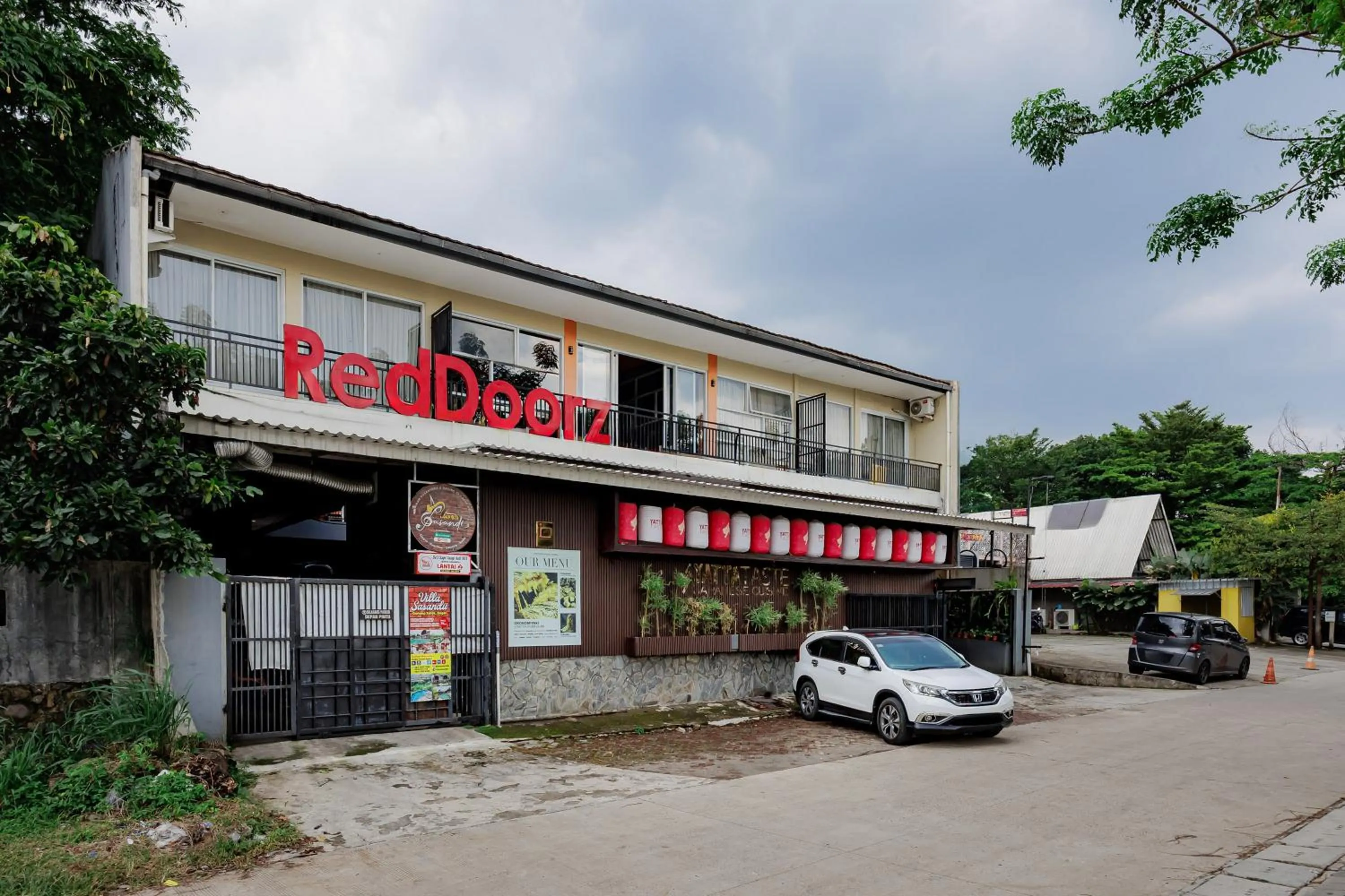 Facade/entrance in RedDoorz near Exit Toll Bogor