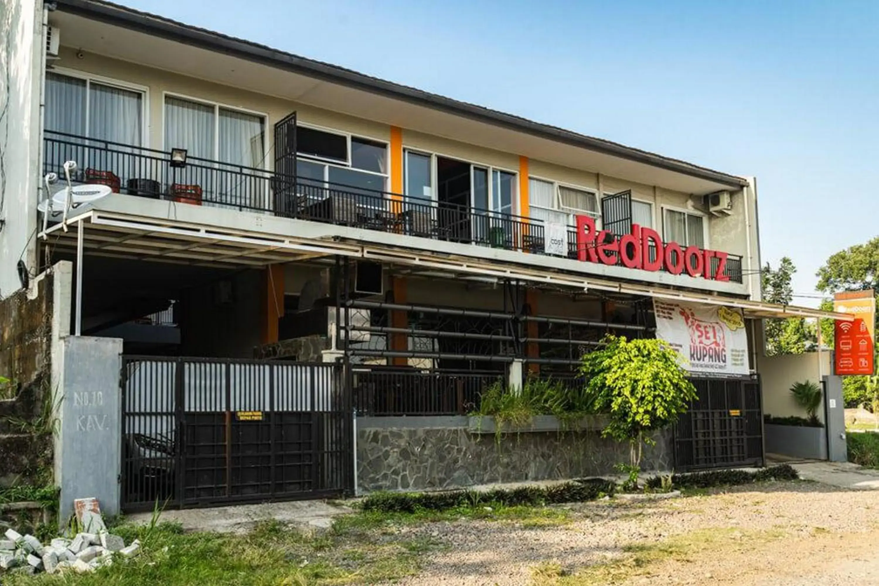 Facade/entrance in RedDoorz near Exit Toll Bogor Facade/entrance in RedDoorz near Exit Toll Bogor