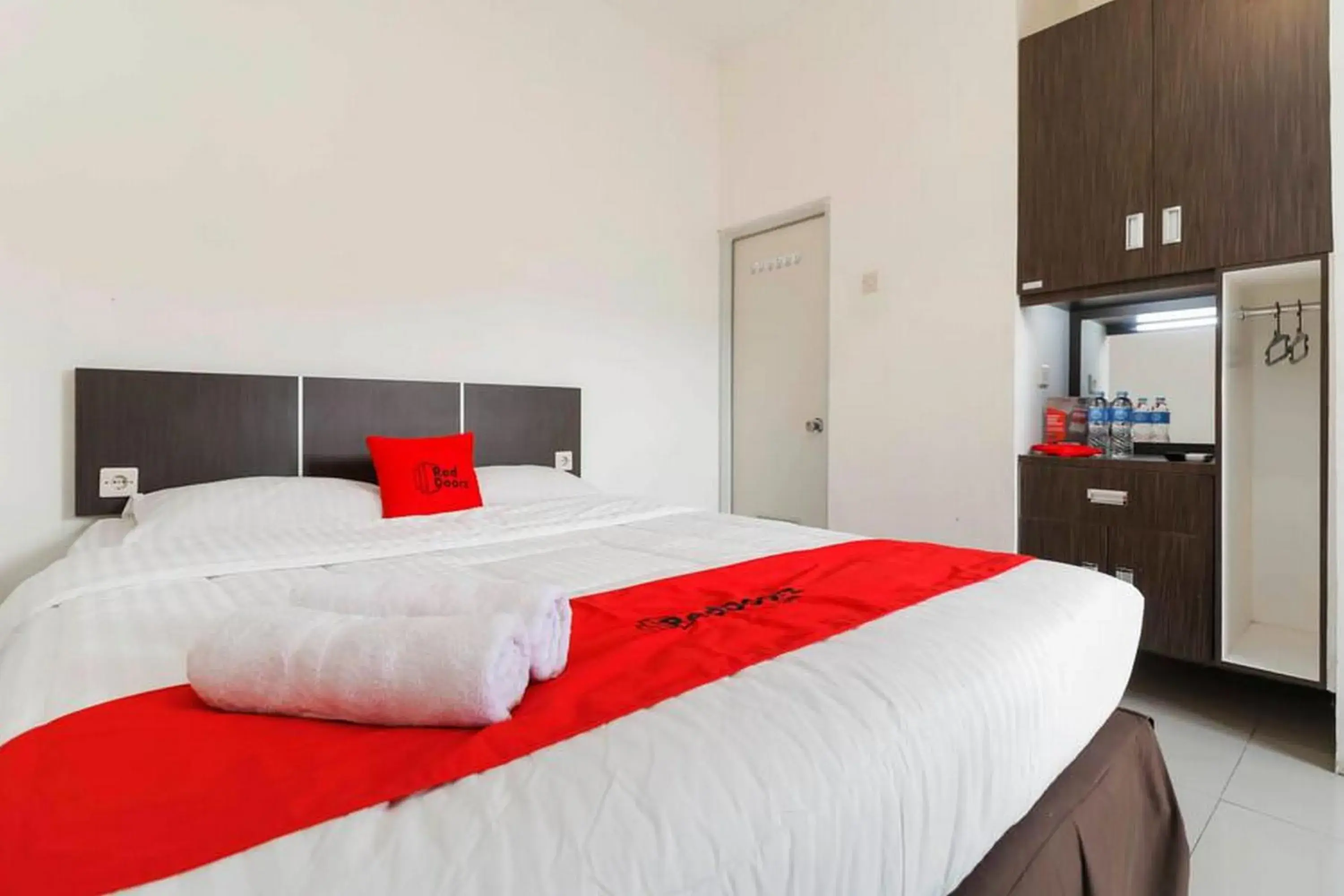 Bedroom, Bed in RedDoorz near Exit Toll Bogor Bedroom, Bed in RedDoorz near Exit Toll Bogor