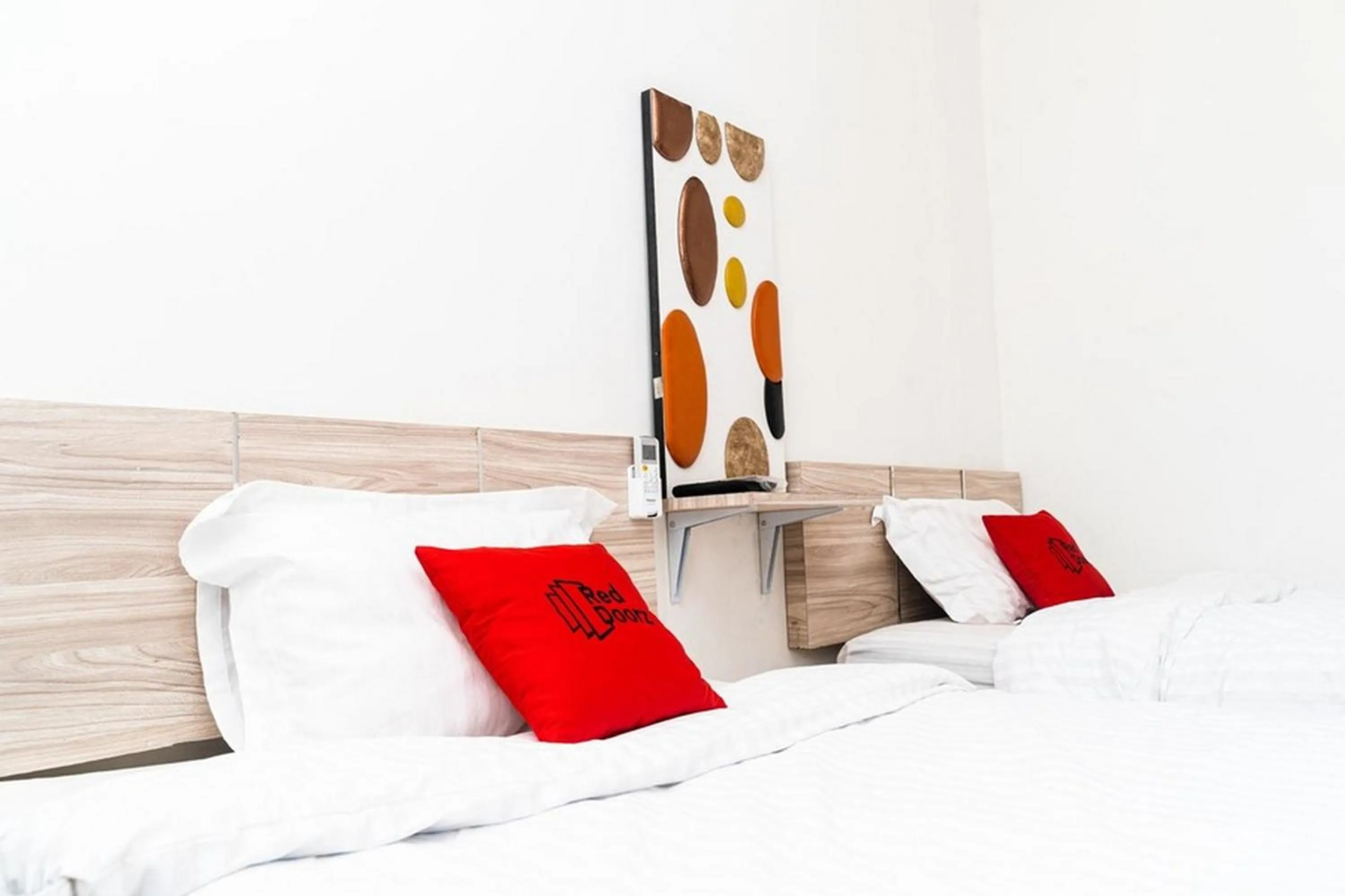 Deluxe Twin Room in RedDoorz near Exit Toll Bogor