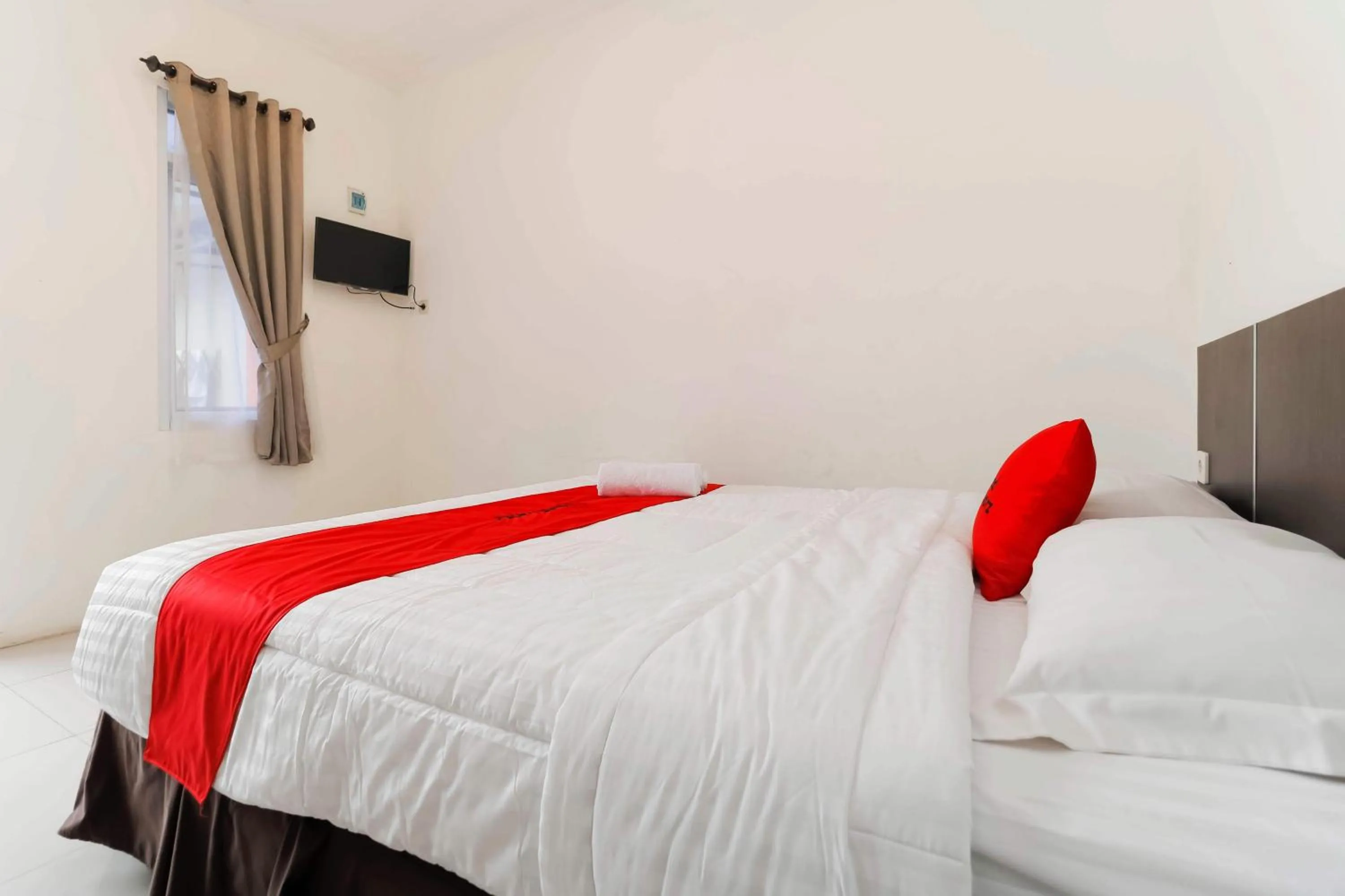 Bedroom, Bed in RedDoorz near Exit Toll Bogor