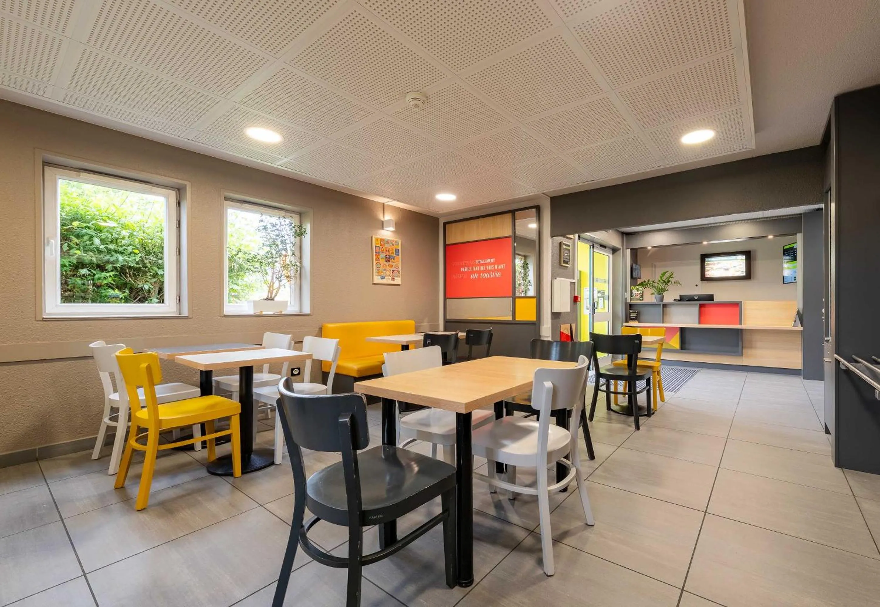 Restaurant/places to eat in B&B HOTEL Calais Centre St Pierre