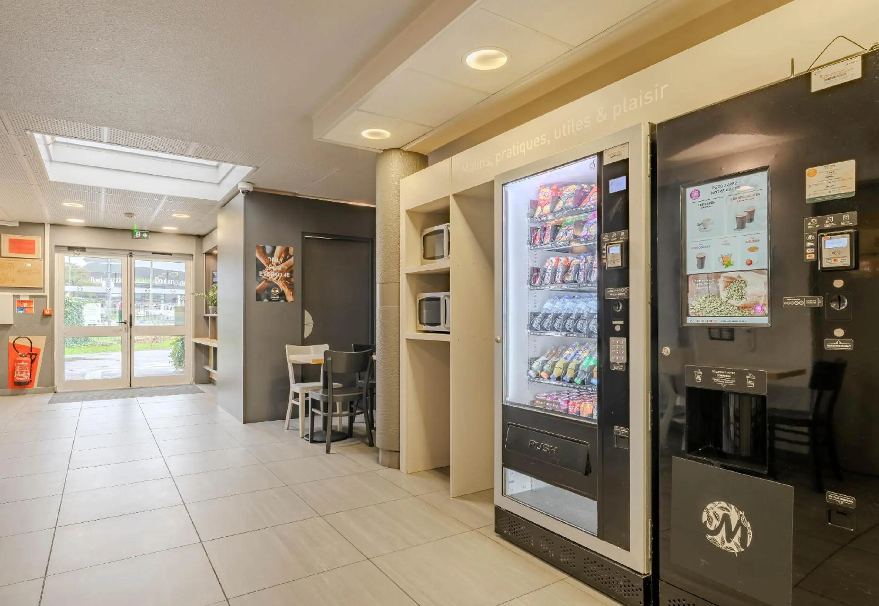 Lobby or reception in B&B HOTEL Calais Centre St Pierre