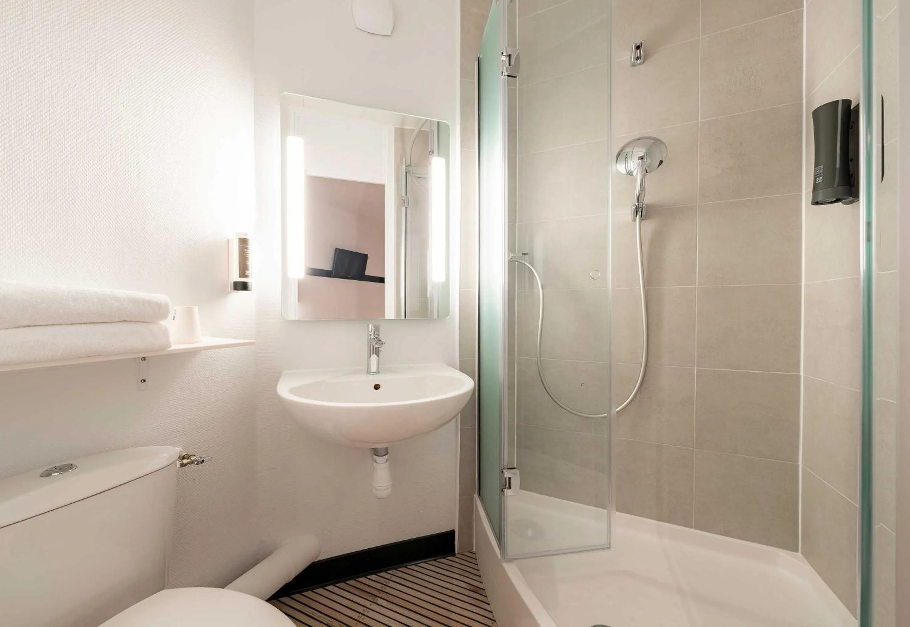 Bathroom in B&B HOTEL Calais Centre St Pierre