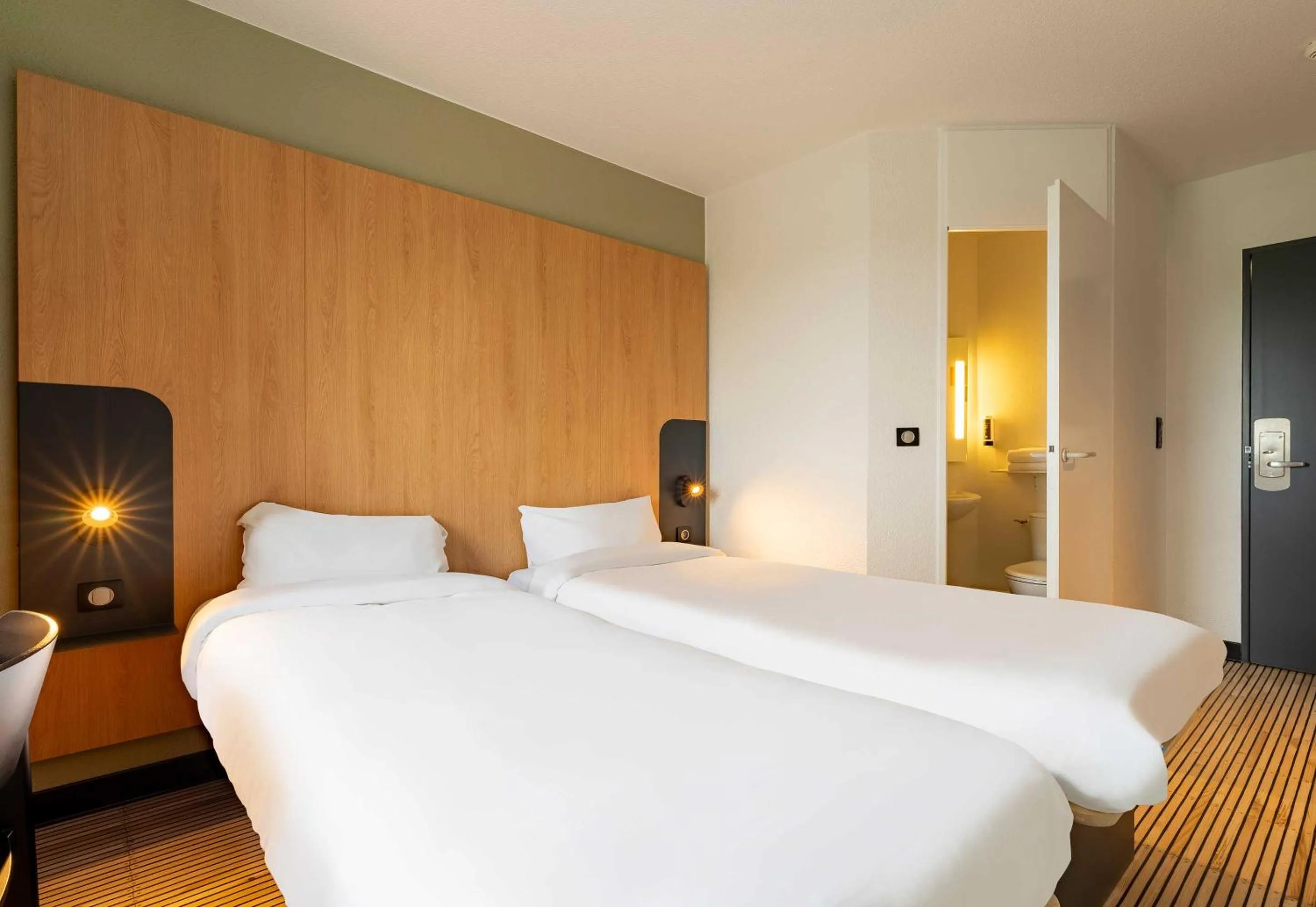 Bedroom, Bed in B&B HOTEL Calais Centre St Pierre