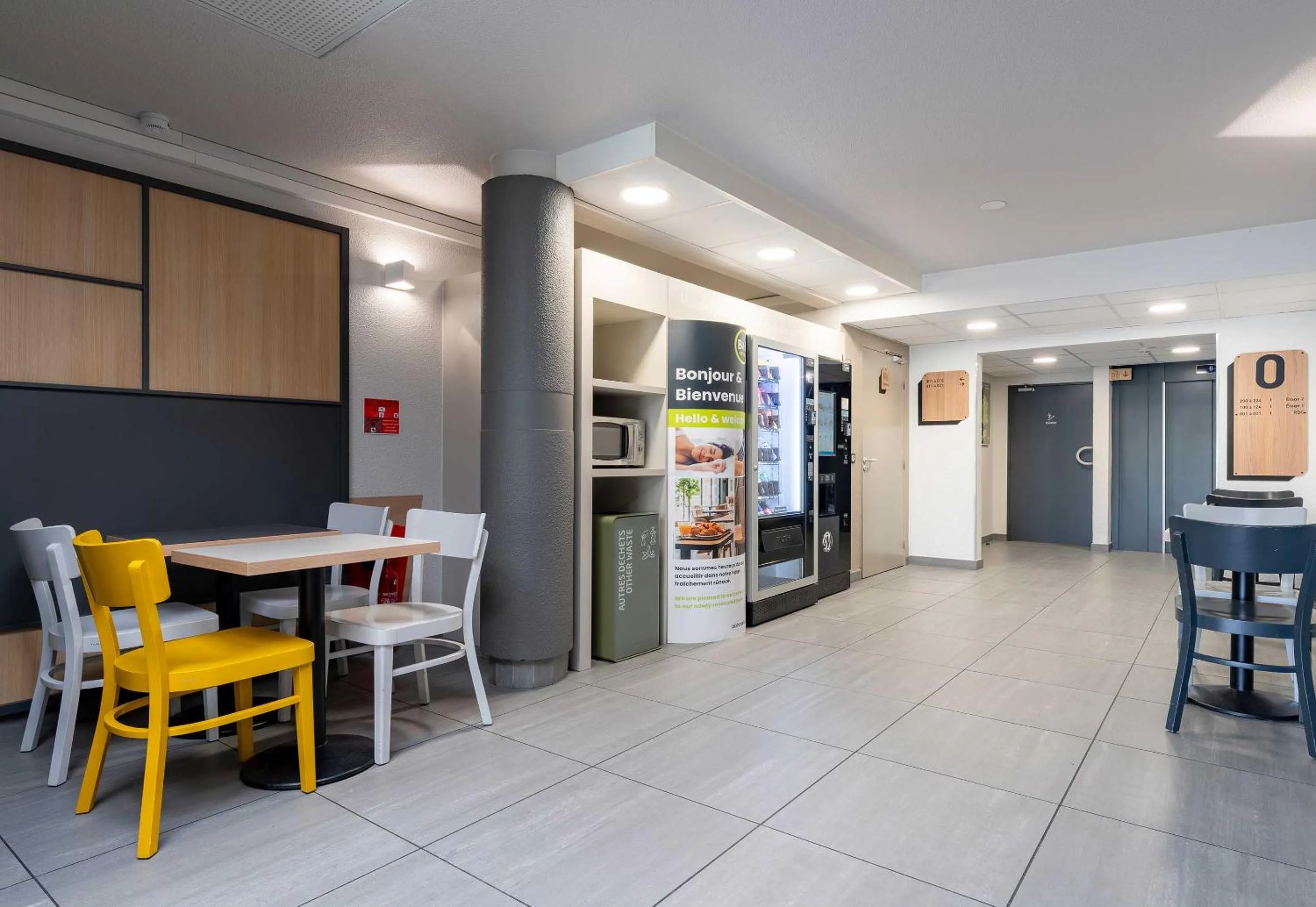 Lobby or reception in B&B HOTEL Calais Centre St Pierre