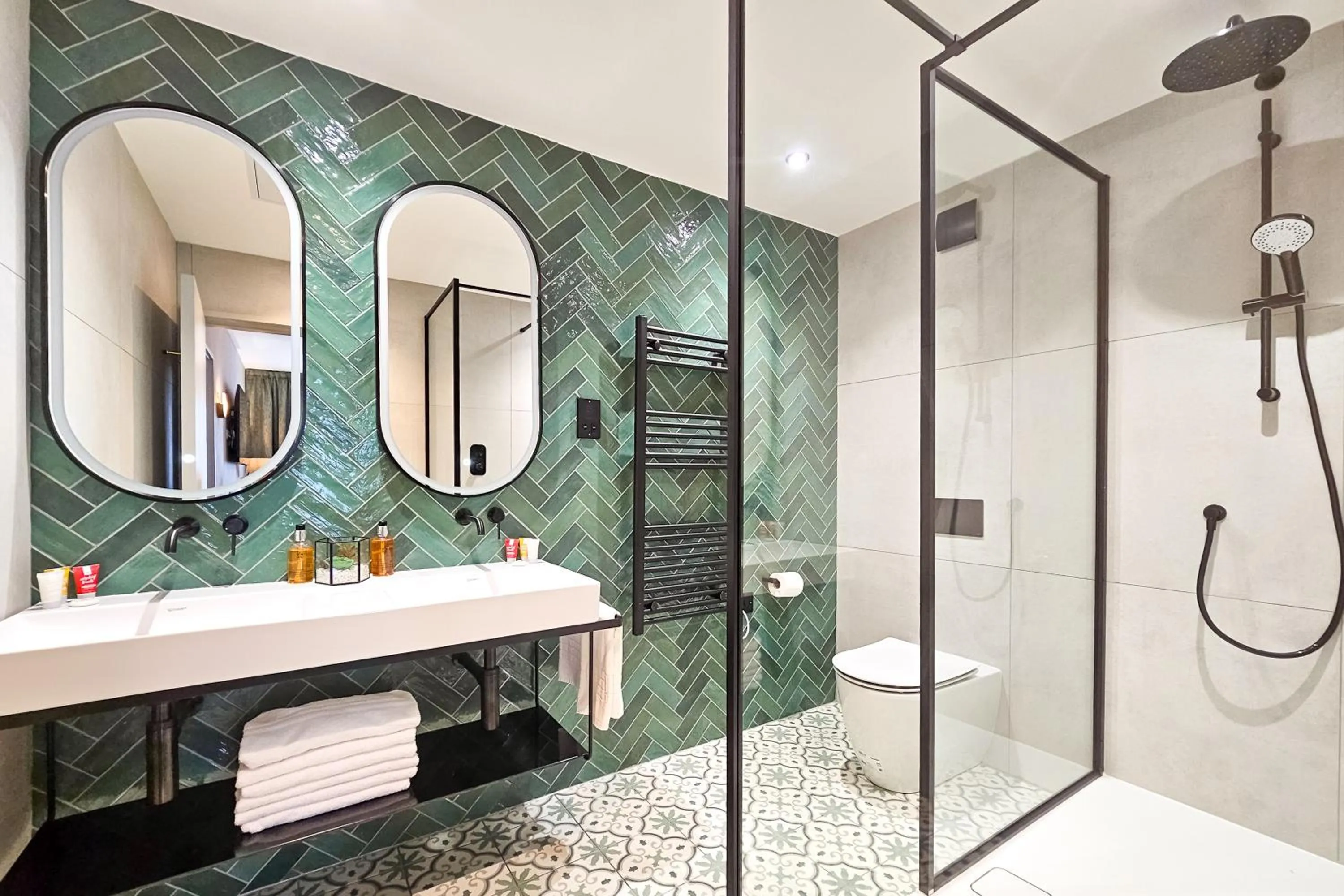 Bathroom in Cedar Court Bradford Hotel