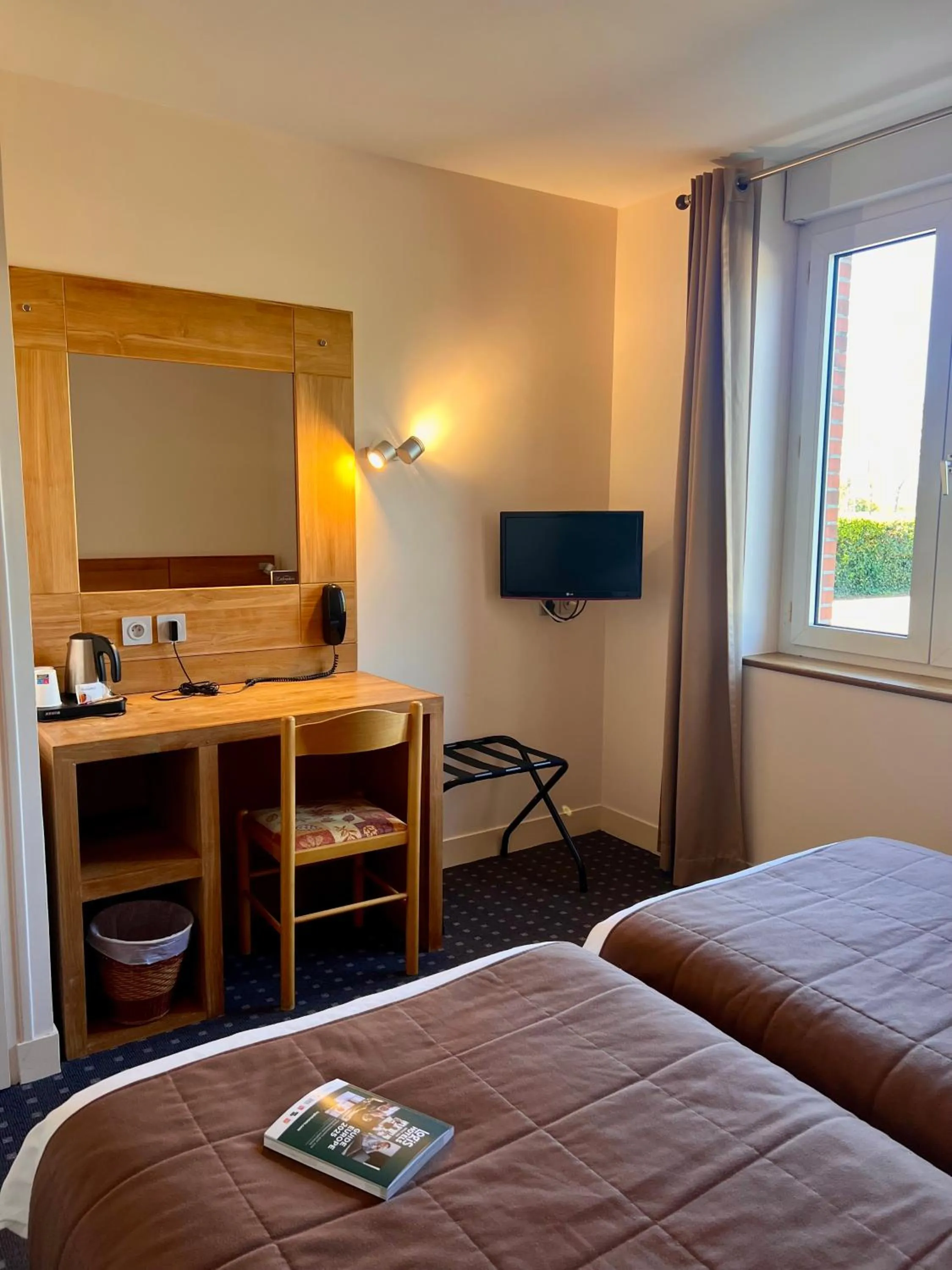 Bed in Logis Hôtel Restaurant Du Labrador