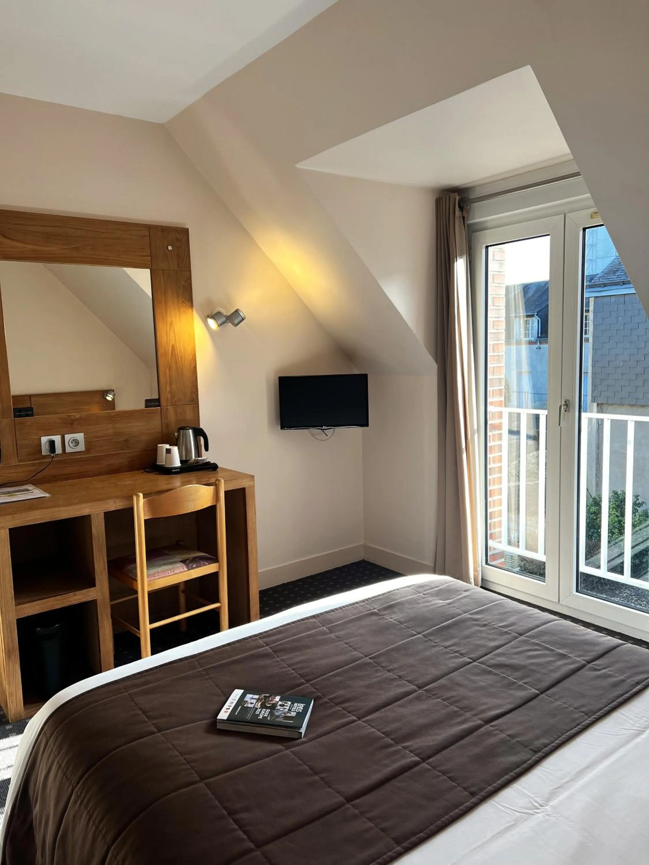 Bed in Logis Hôtel Restaurant Du Labrador