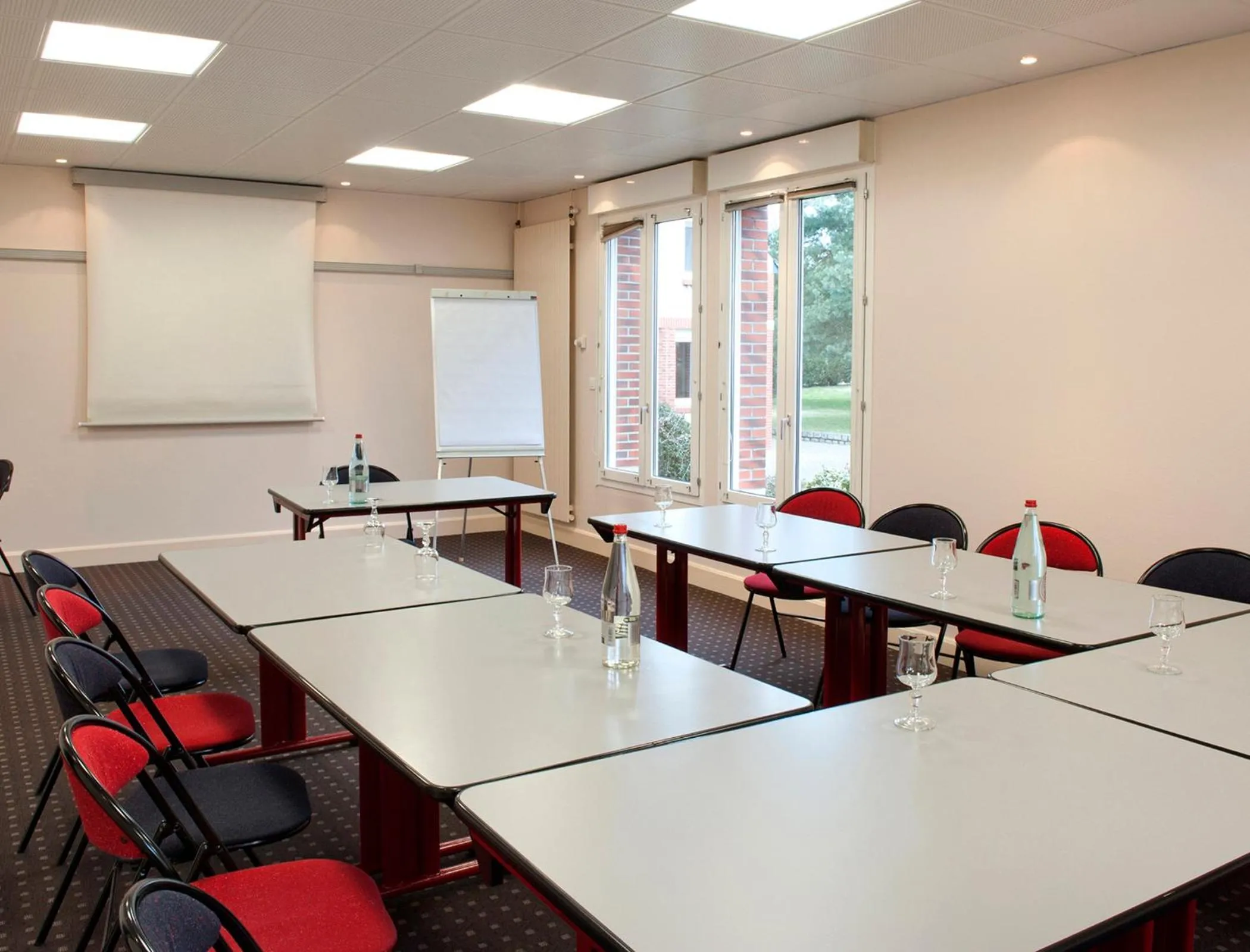 Meeting/conference room in Logis Hôtel Restaurant Du Labrador