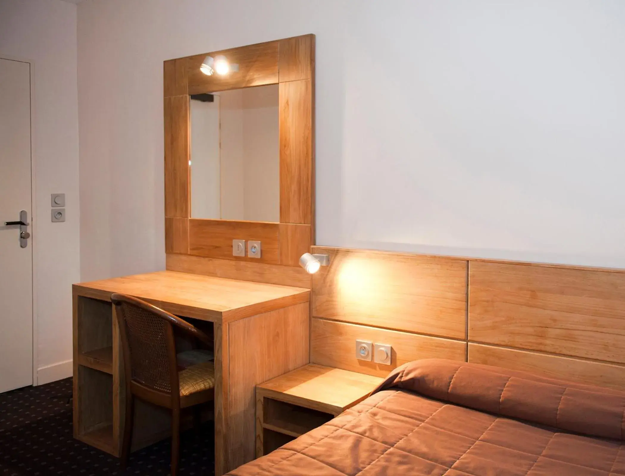 Seating area in Logis Hôtel Restaurant Du Labrador Seating area in Logis Hôtel Restaurant Du Labrador