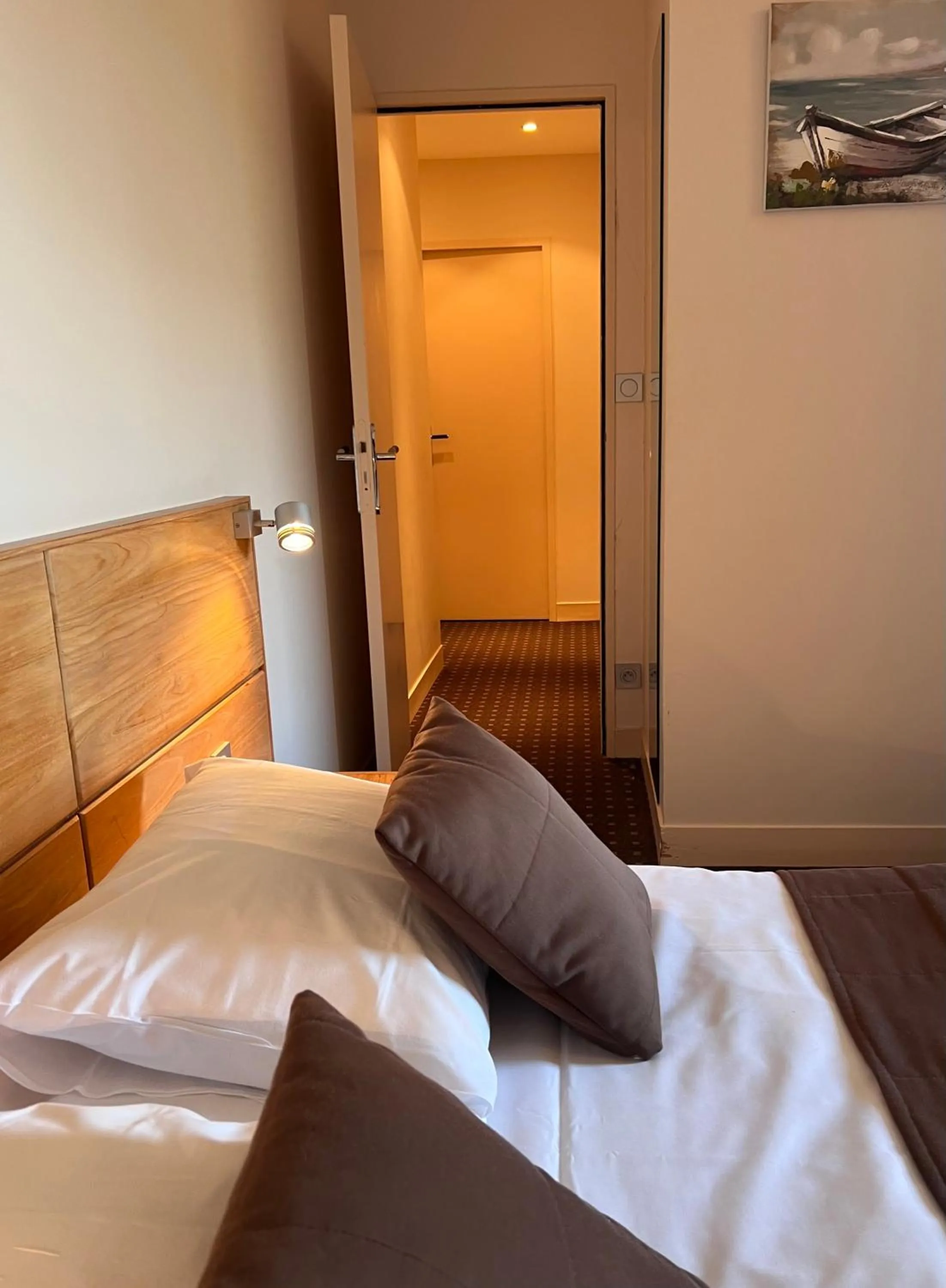 Bed in Logis Hôtel Restaurant Du Labrador