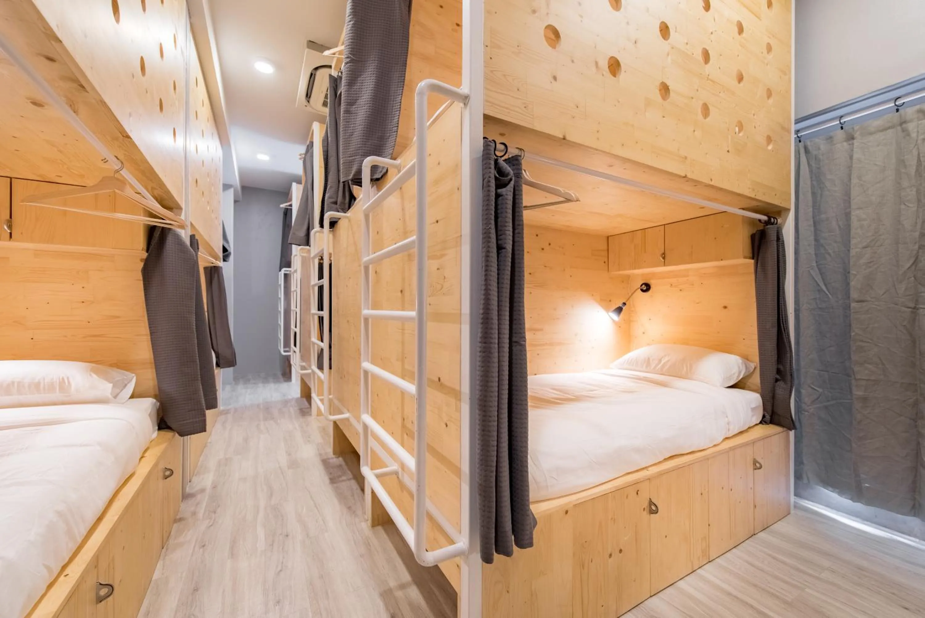 Photo of the whole room, Bed in Norn Yaowarat Hotel