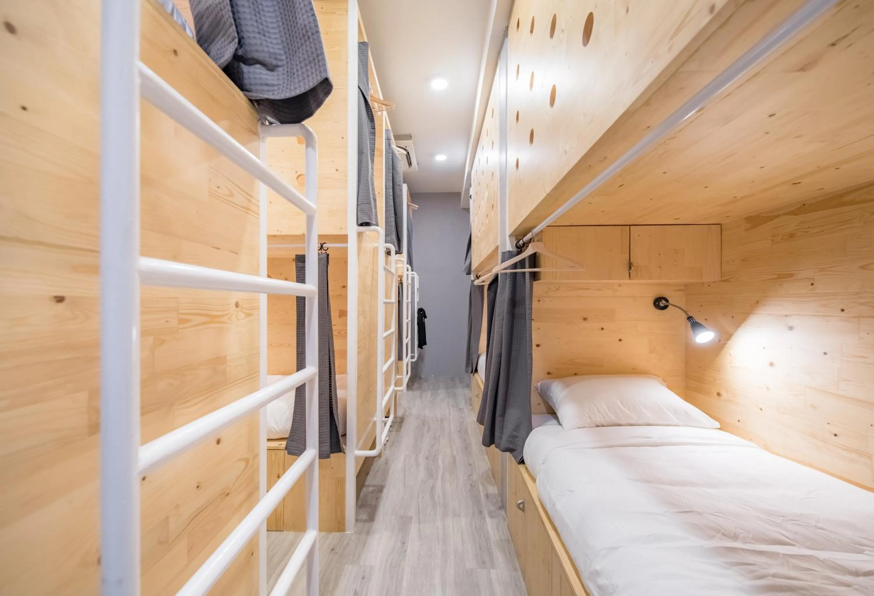 Photo of the whole room, Bed in Norn Yaowarat Hotel