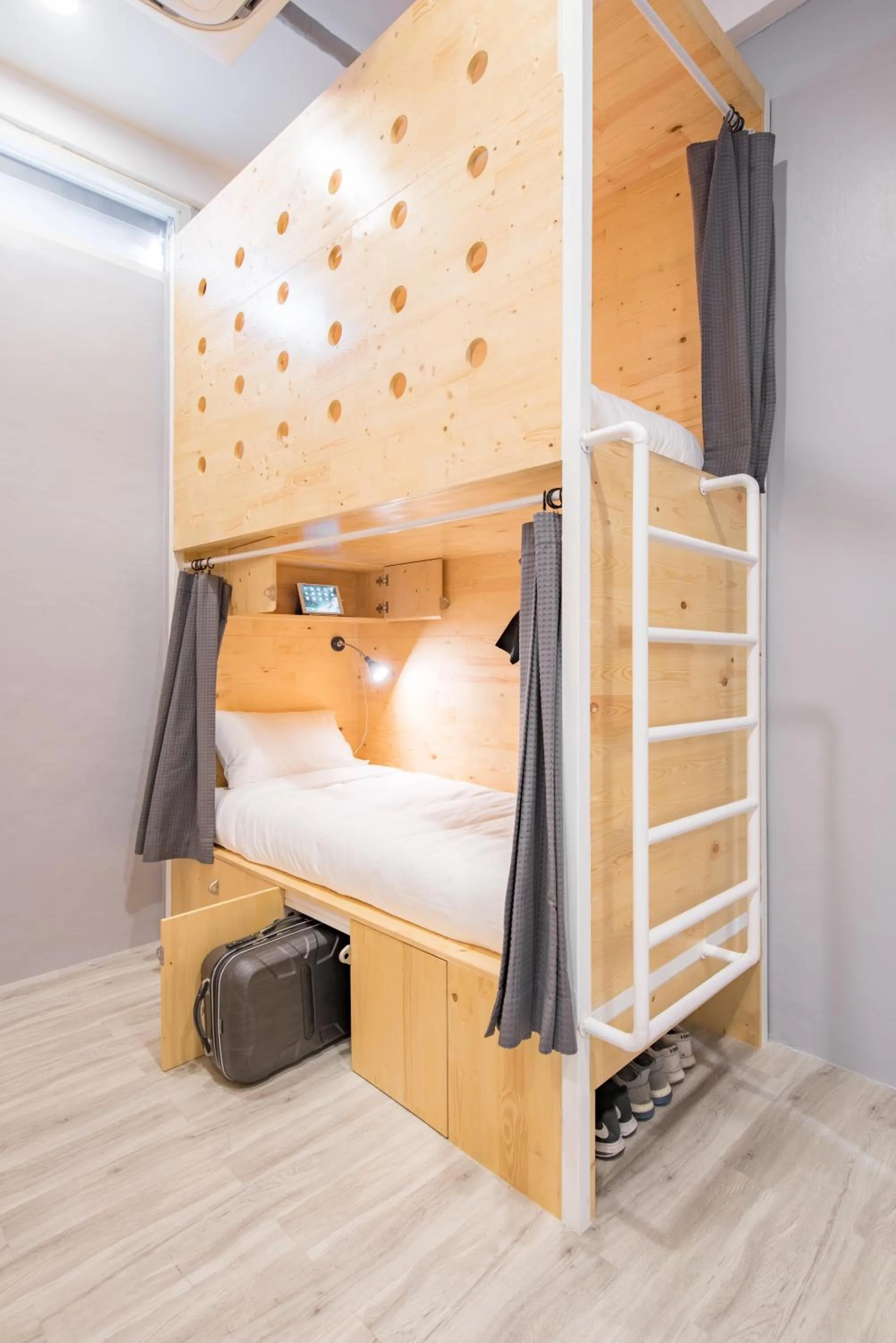 Photo of the whole room, Bed in Norn Yaowarat Hotel