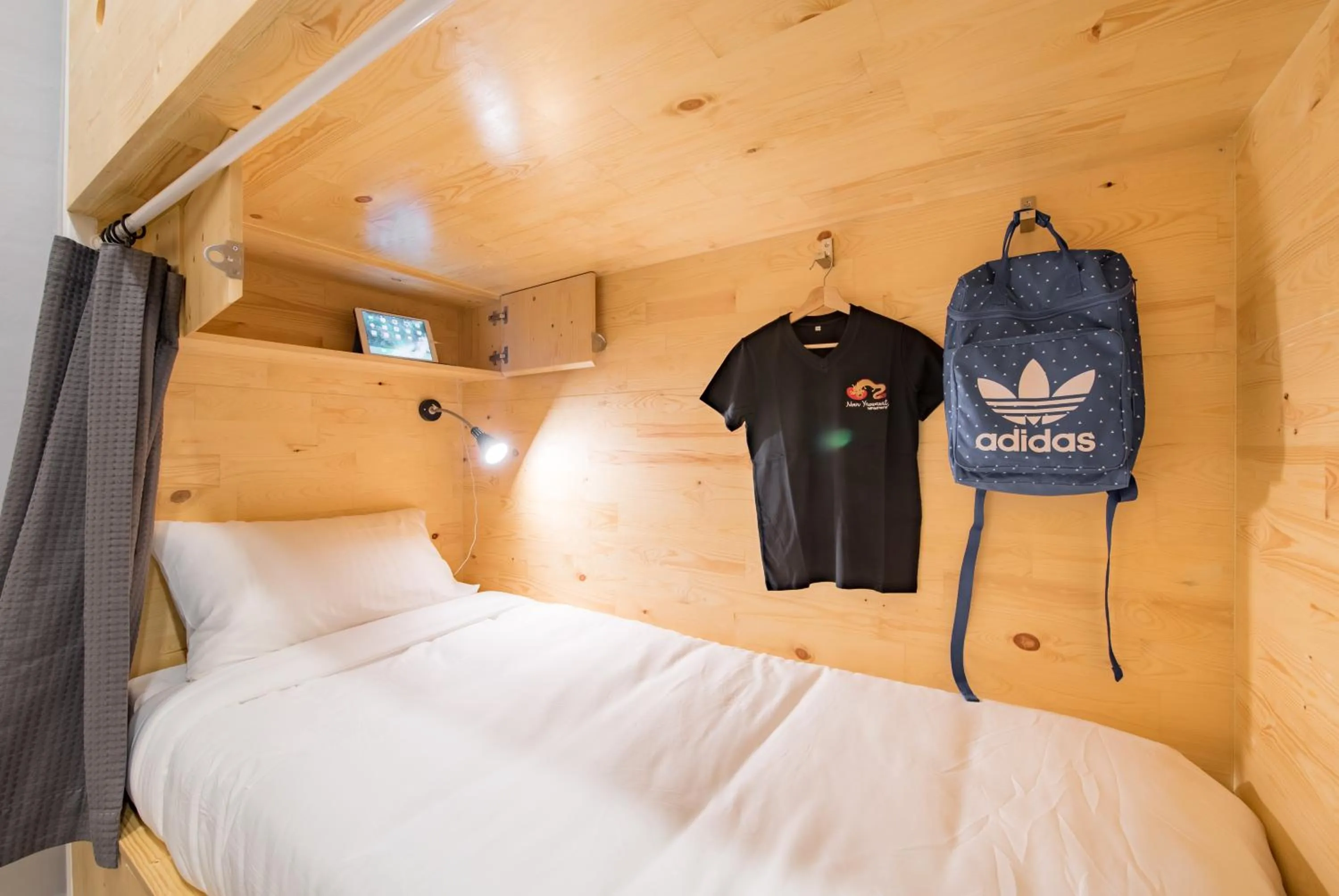 Photo of the whole room, Bed in Norn Yaowarat Hotel