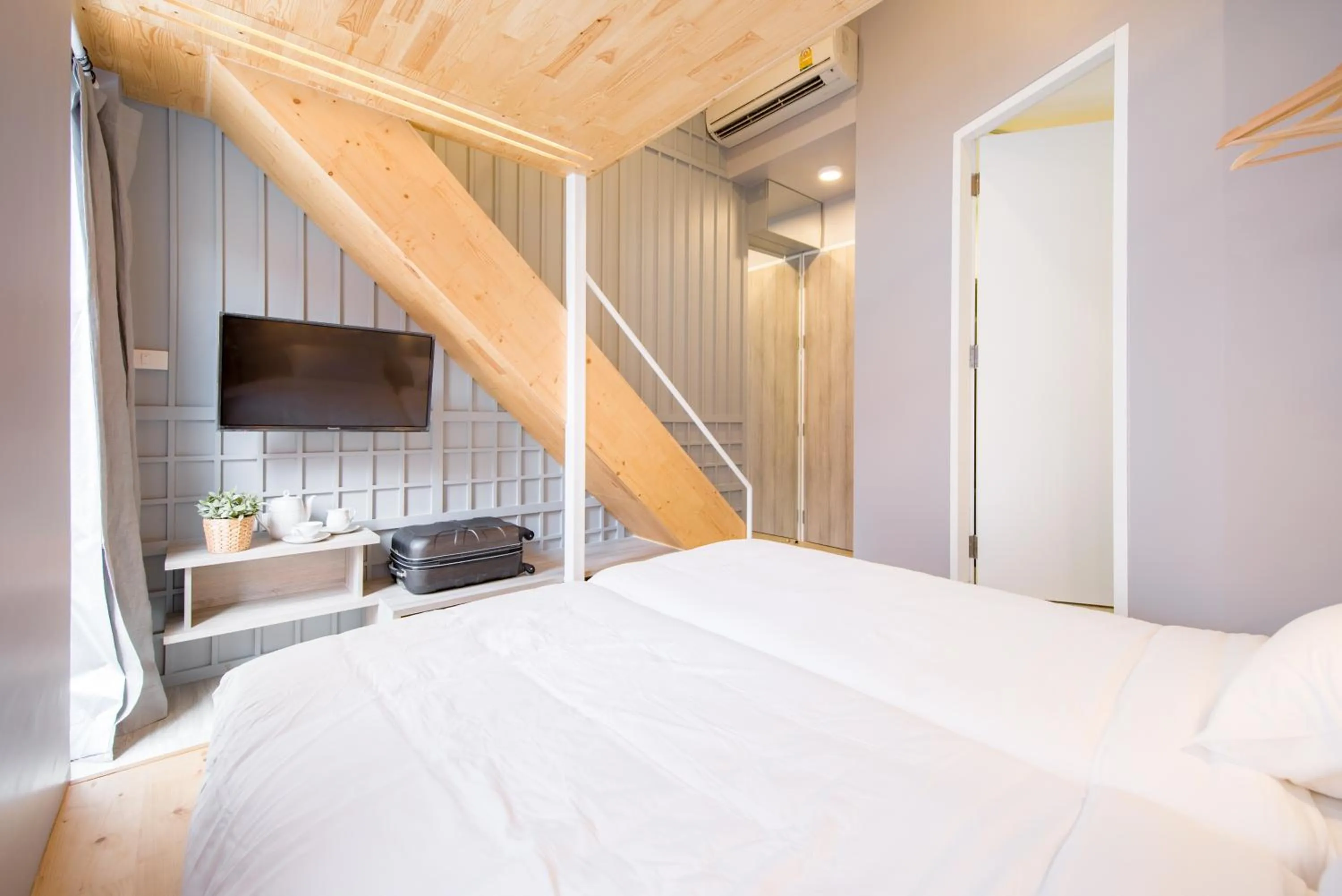 Photo of the whole room, Bed in Norn Yaowarat Hotel