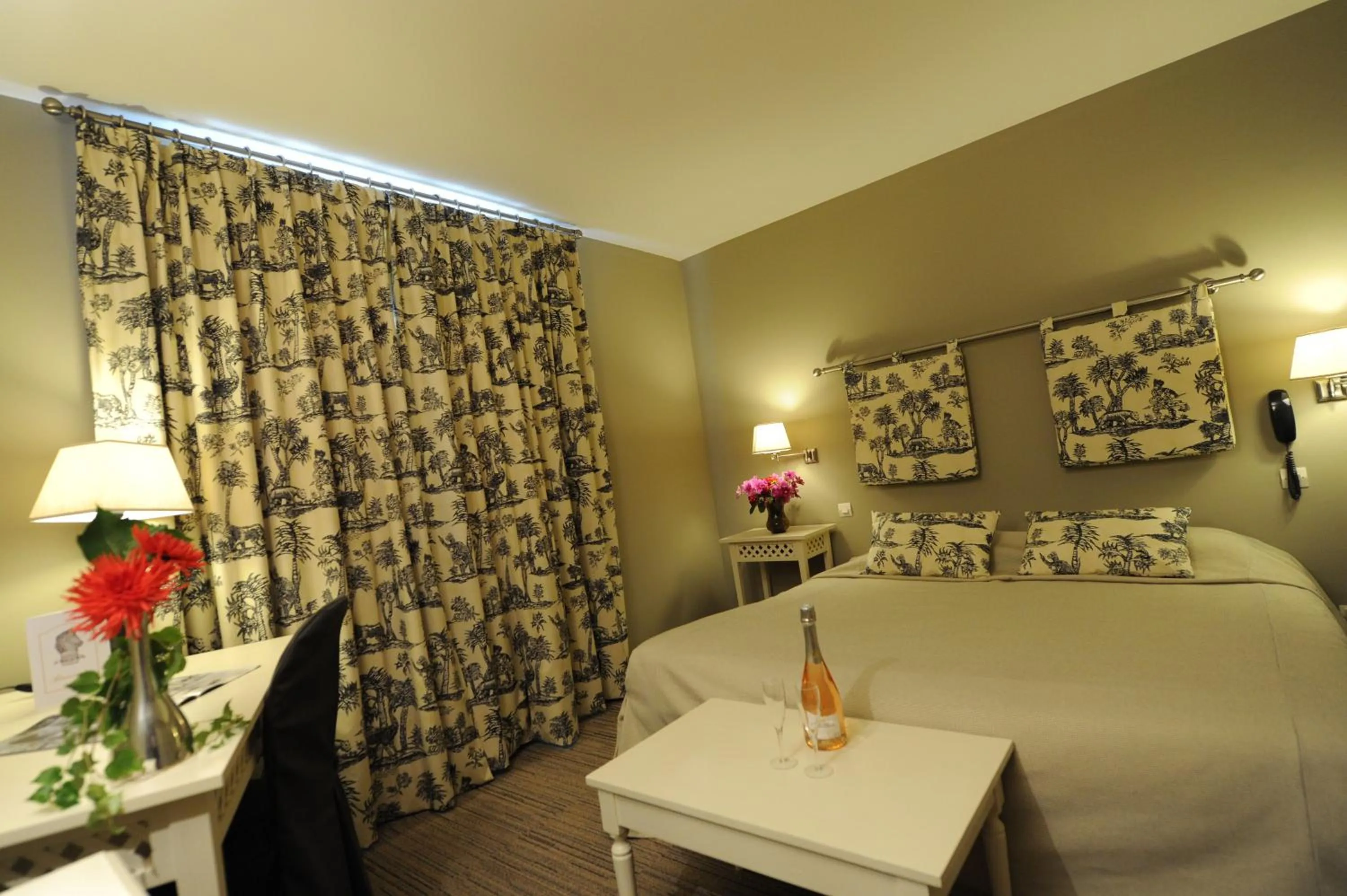 Bedroom in Hotel Spa Le Relais Du Bellay