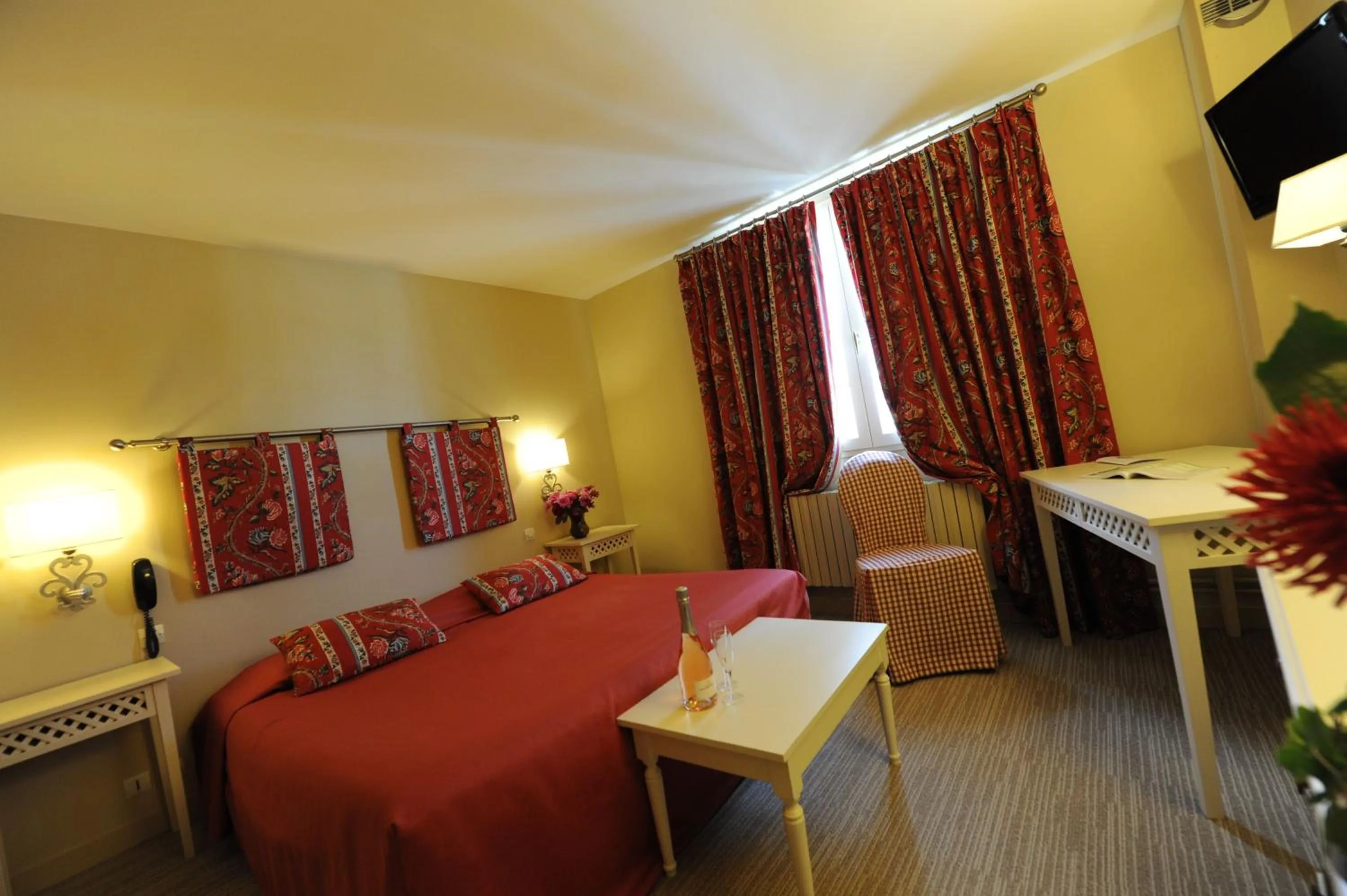 Bedroom in Hotel Spa Le Relais Du Bellay