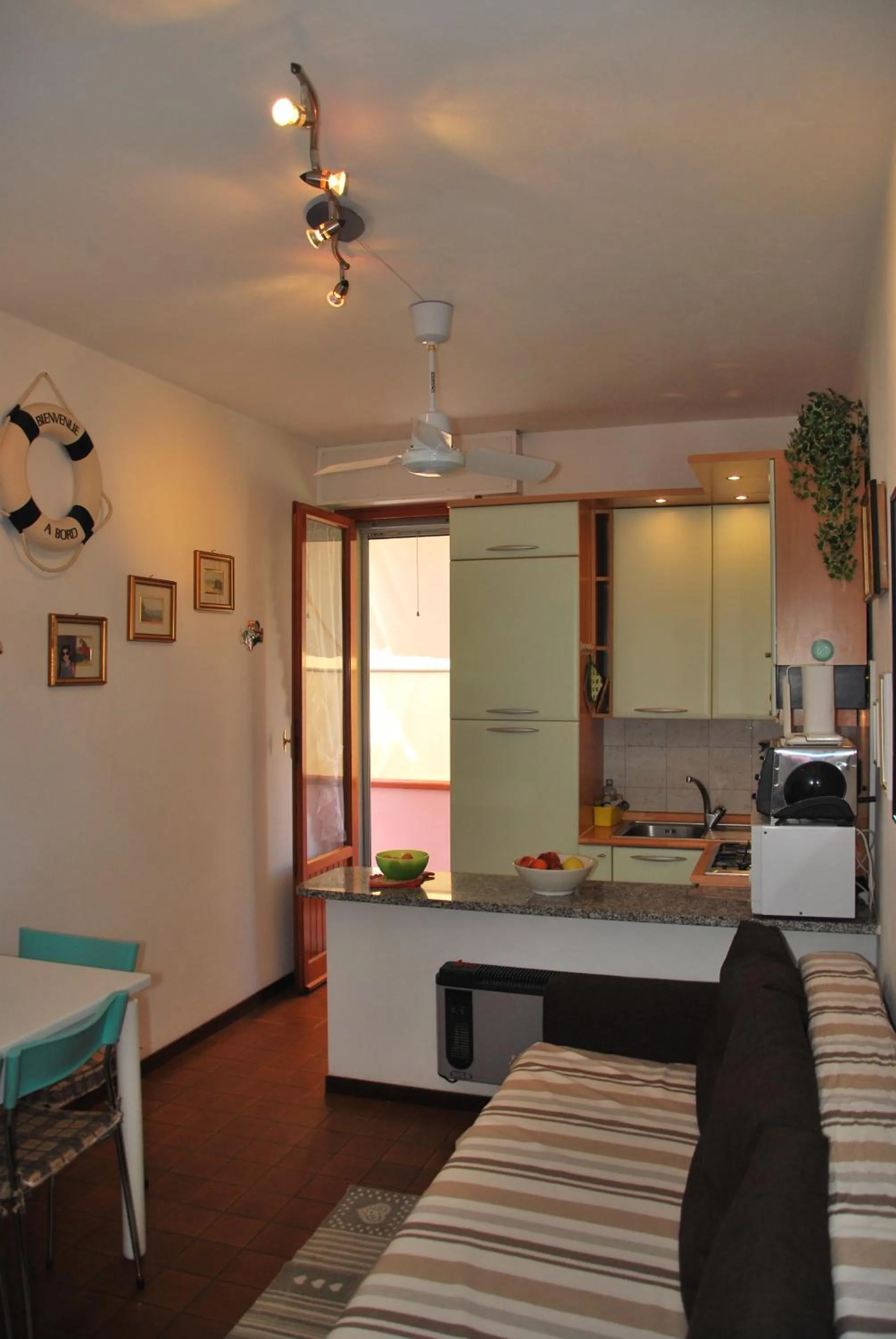 Kitchen or kitchenette in Appartamenti Camelia e Gabry - Zona mare con posti auto e terrazze