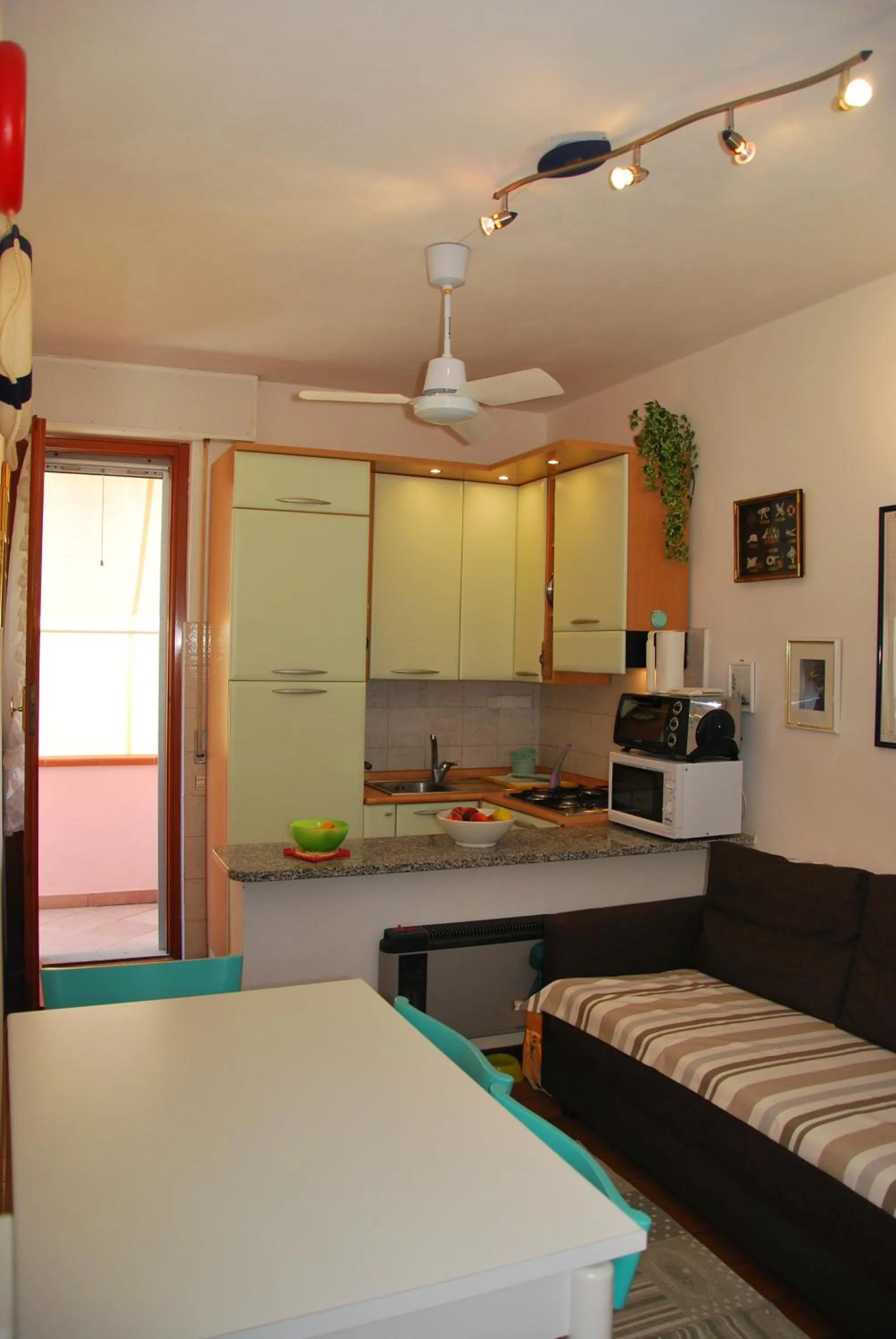 Kitchen or kitchenette in Appartamenti Camelia e Gabry - Zona mare con posti auto e terrazze