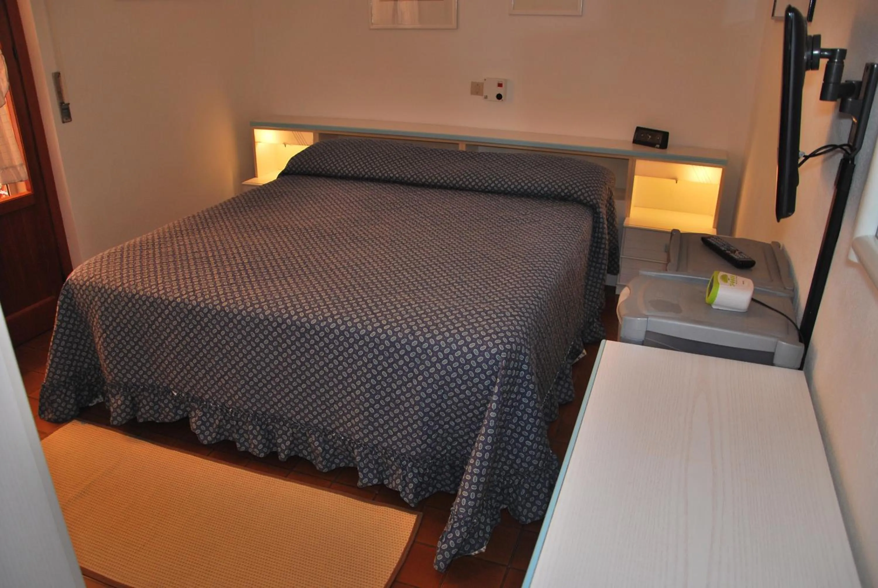 Bedroom, Bed in Appartamenti Camelia e Gabry - Zona mare con posti auto e terrazze