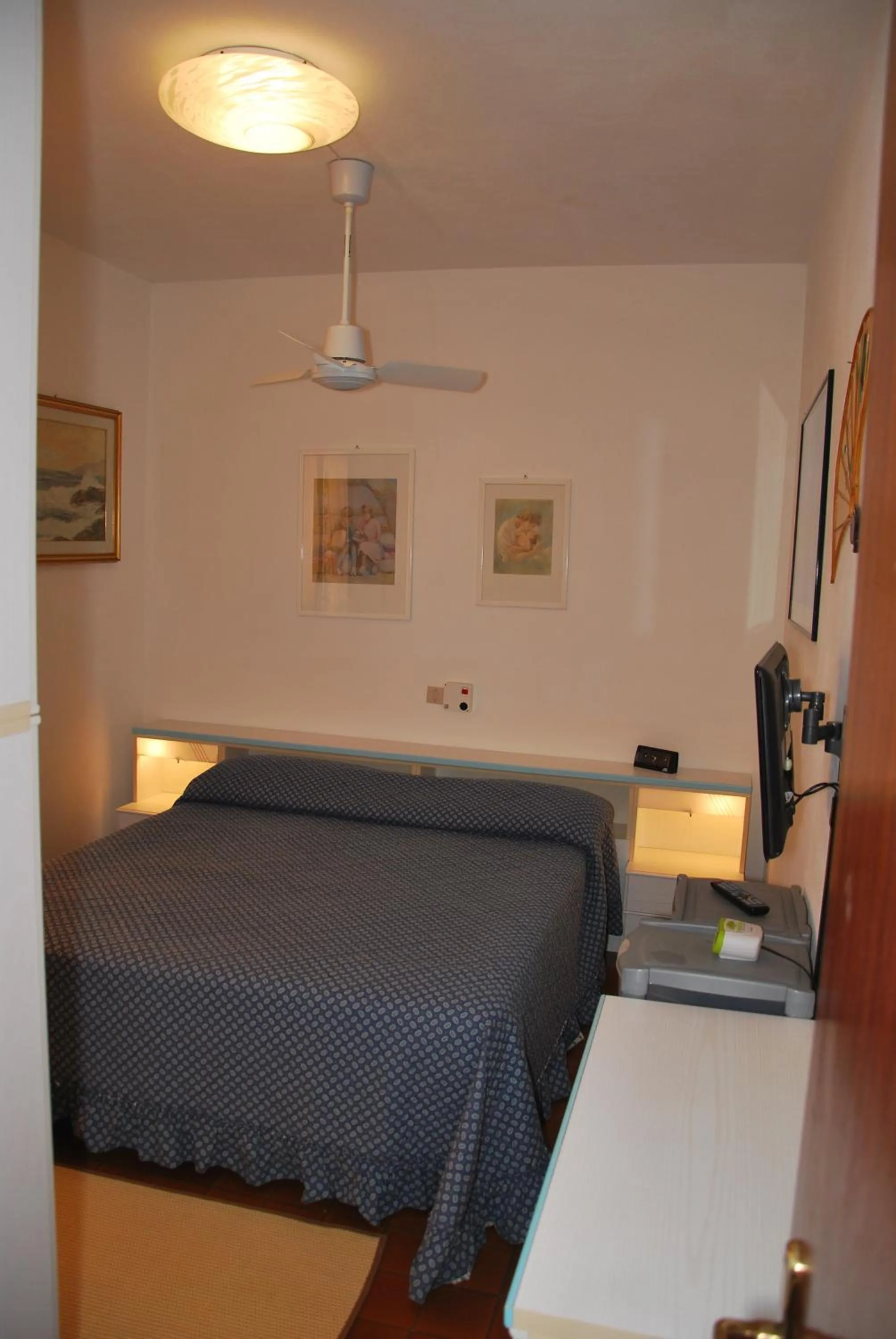 Bedroom, Bed in Appartamenti Camelia e Gabry - Zona mare con posti auto e terrazze