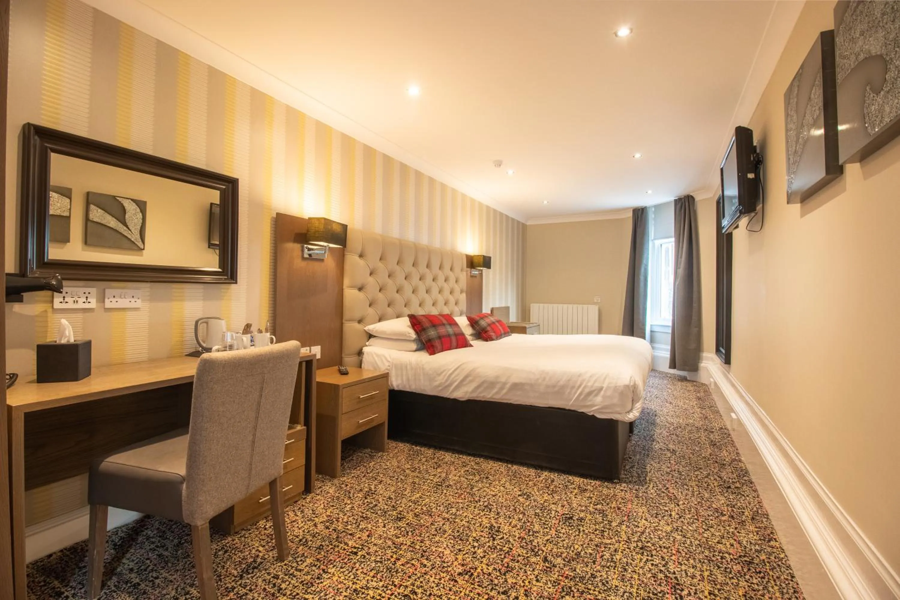 Bedroom, Bed in Ambassador Hotel