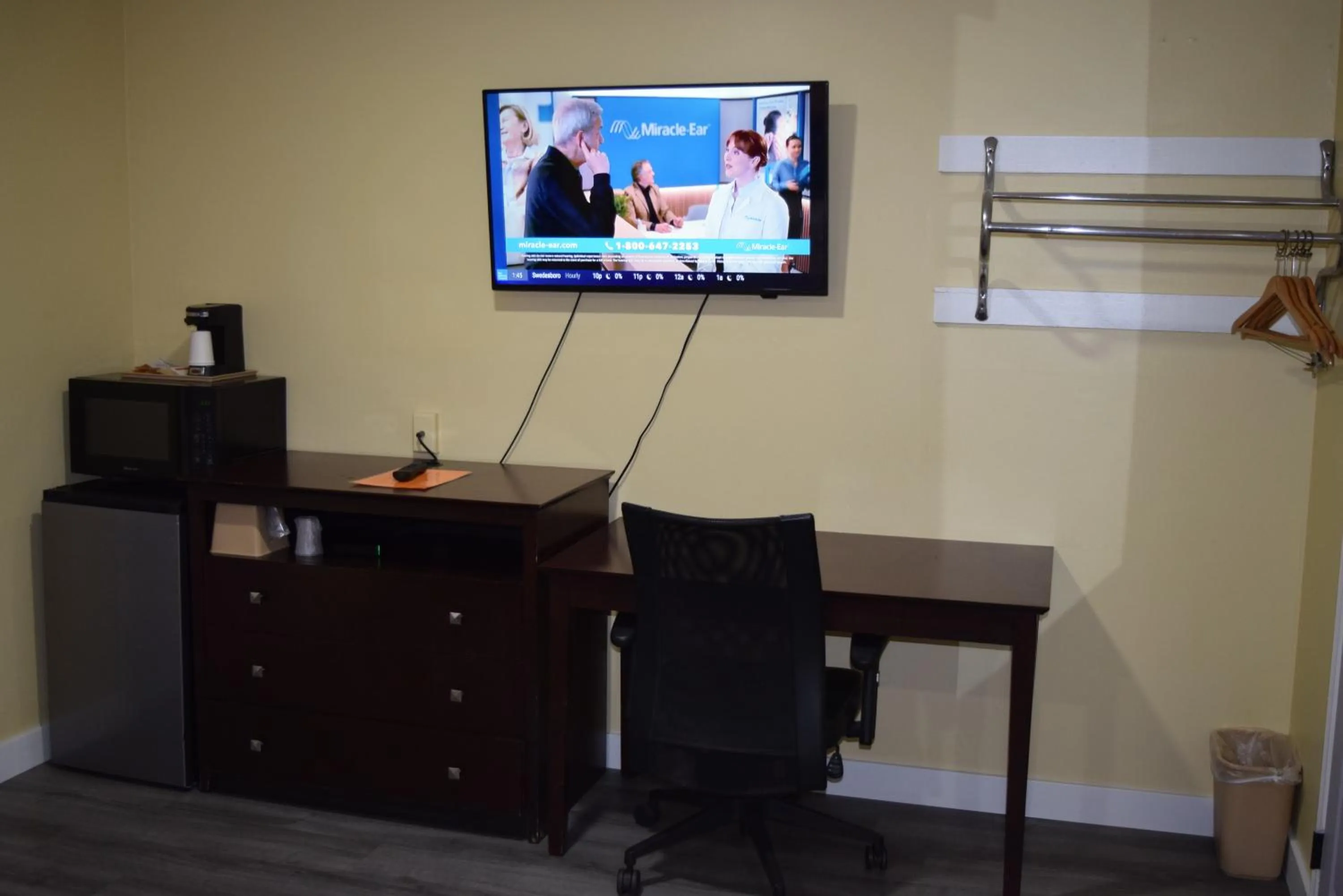 TV and multimedia in White Oaks Motel Pennsville/Carneys Point