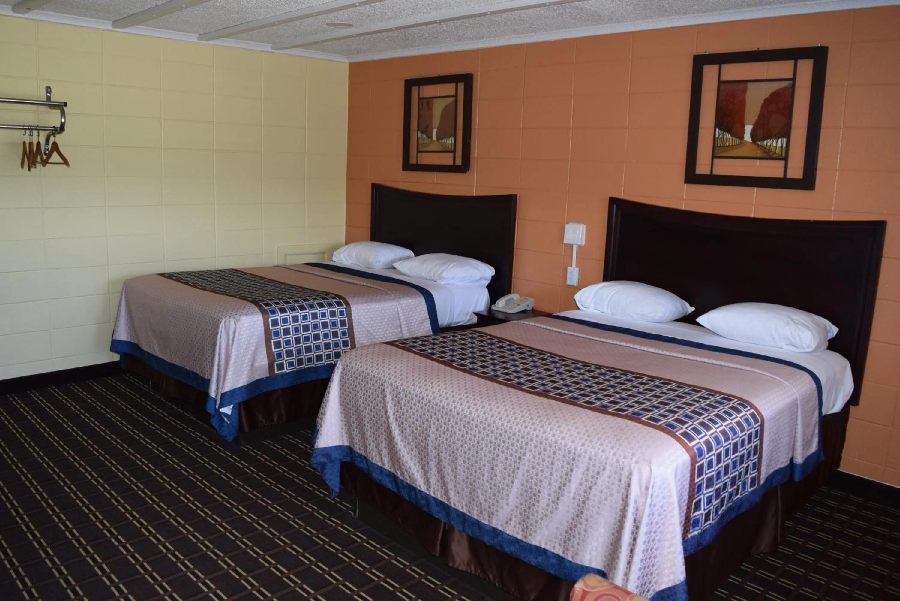 Bed in White Oaks Motel Pennsville/Carneys Point