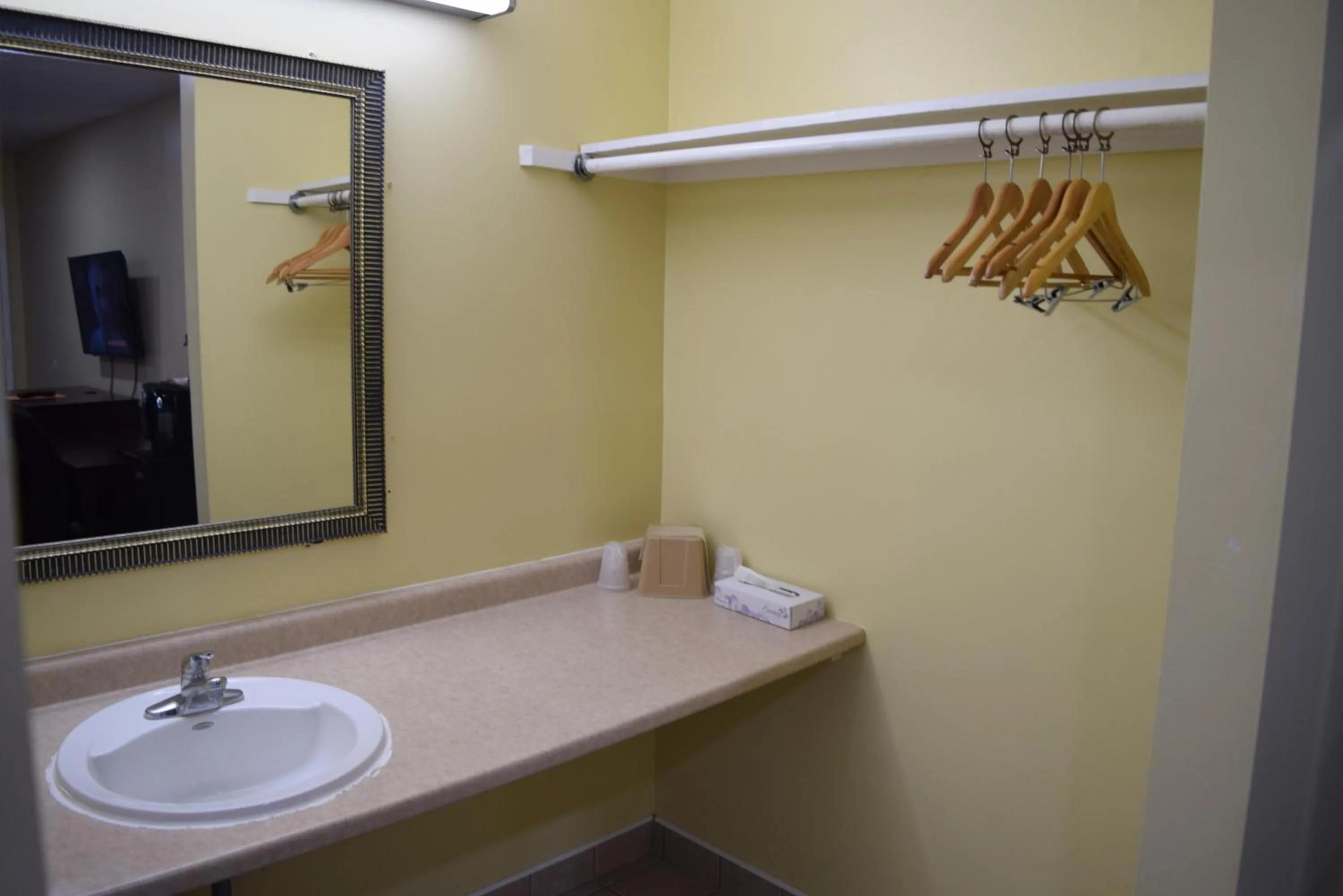 Bathroom in White Oaks Motel Pennsville/Carneys Point
