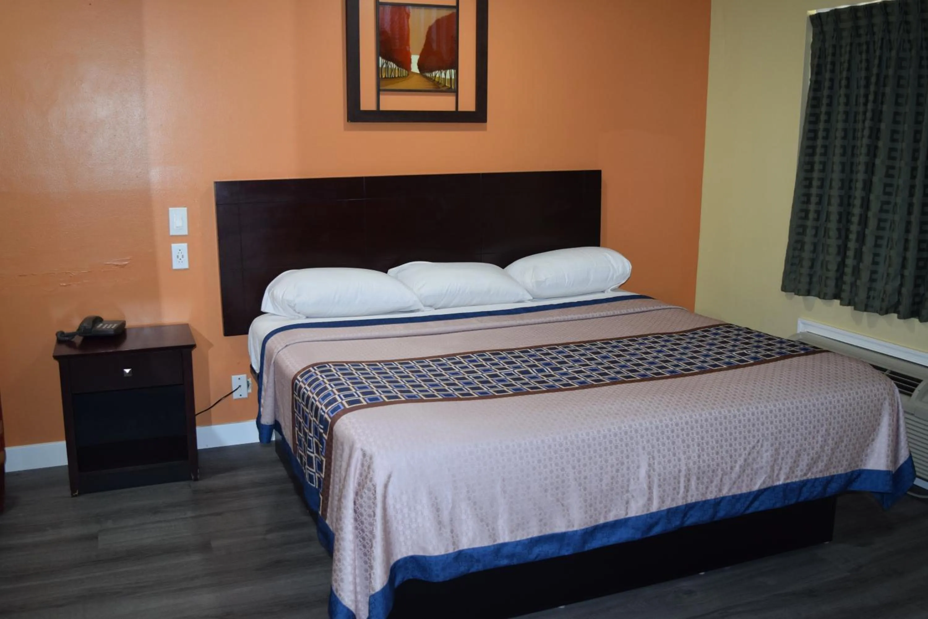 Bed in White Oaks Motel Pennsville/Carneys Point