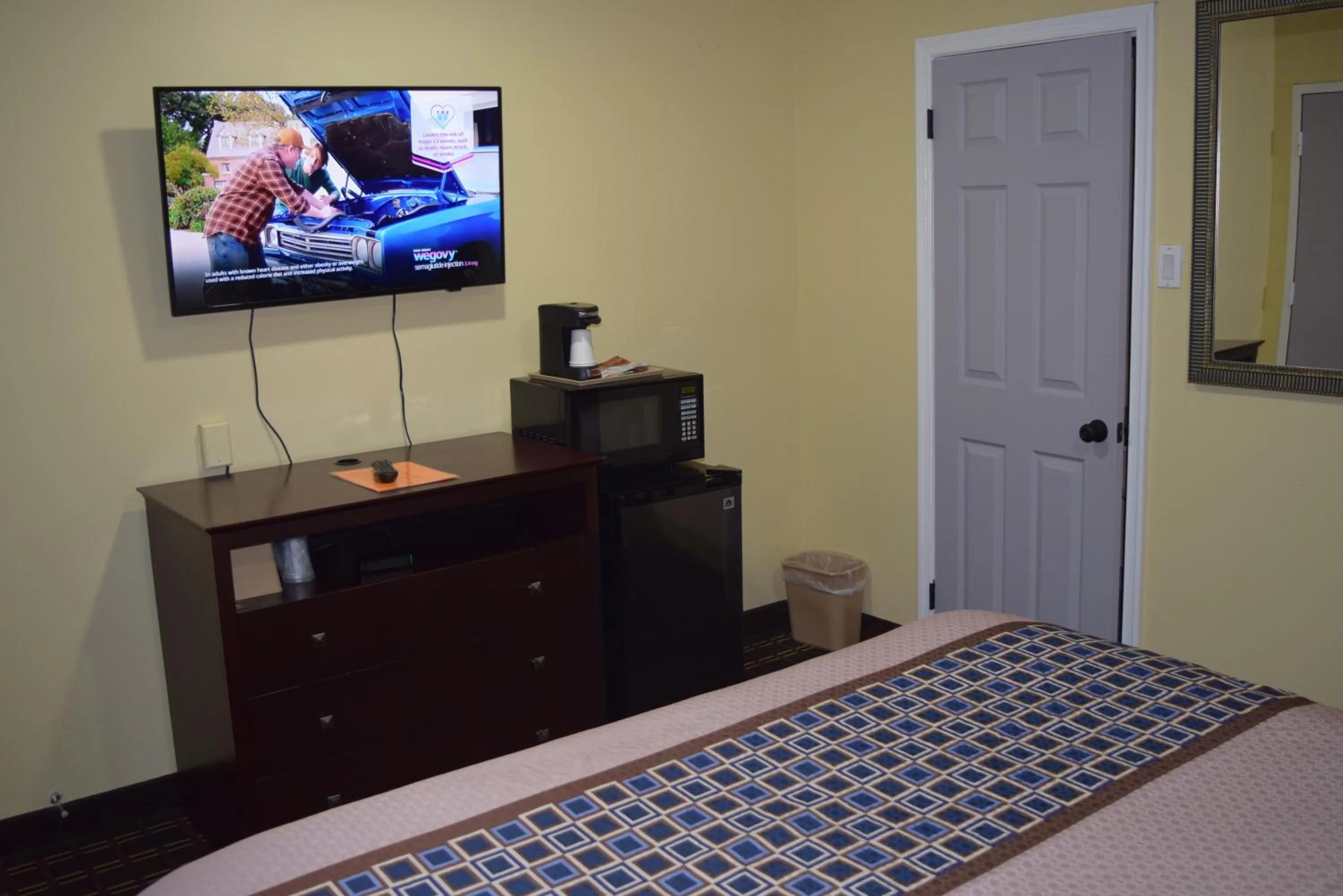 TV and multimedia, Bed in White Oaks Motel Pennsville/Carneys Point