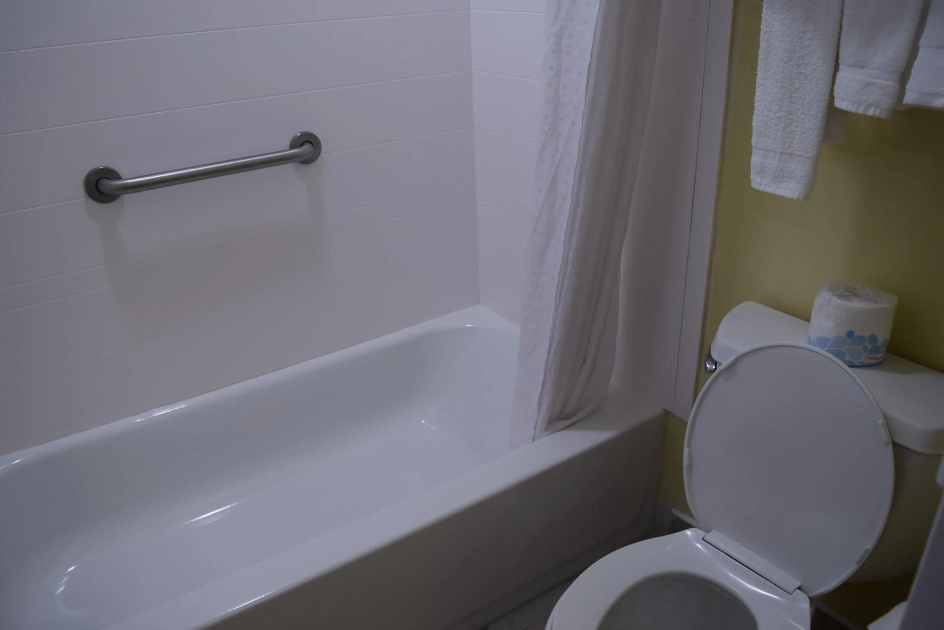 Bathroom in White Oaks Motel Pennsville/Carneys Point