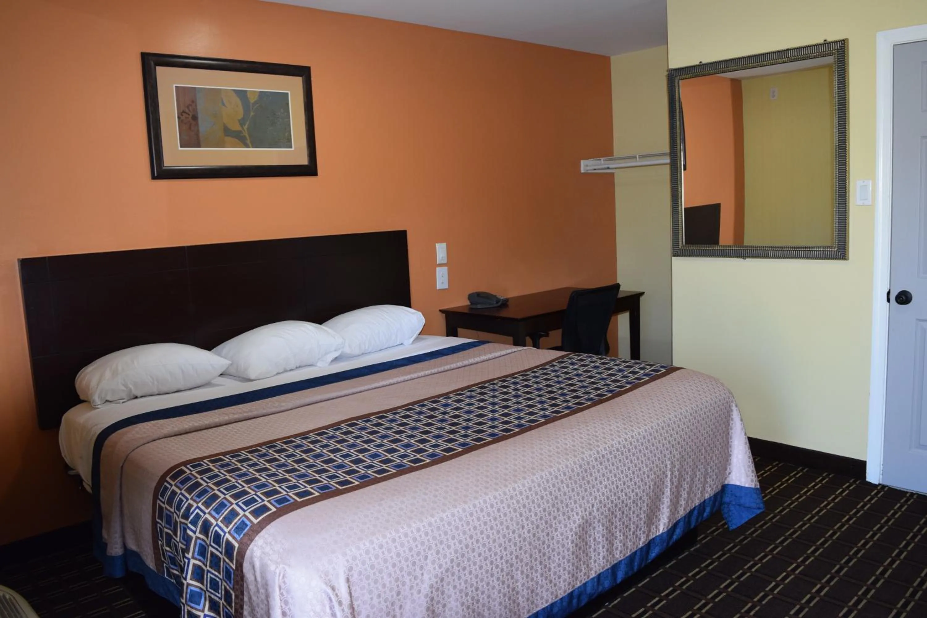 Bed in White Oaks Motel Pennsville/Carneys Point