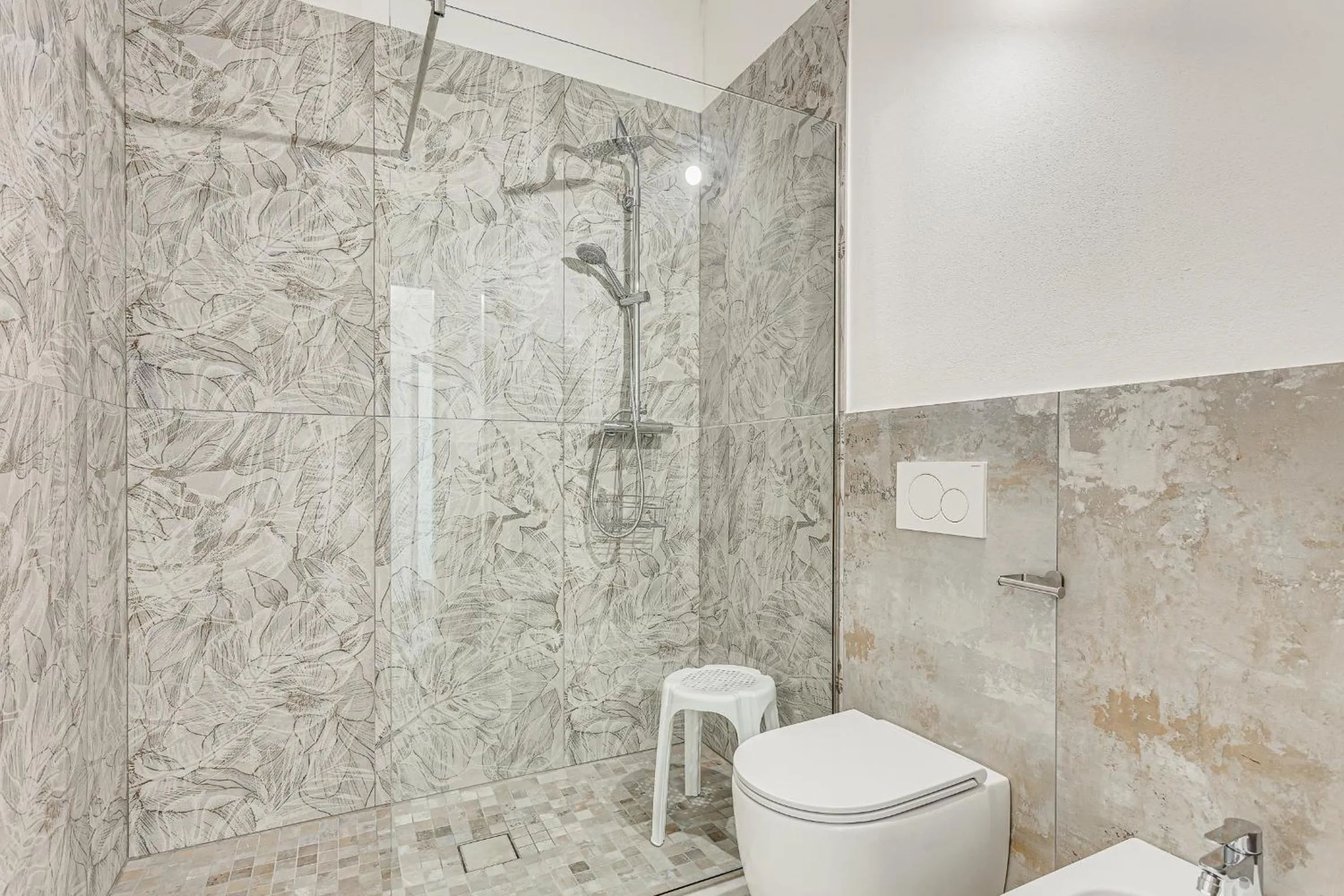 Shower in Hotel Belturismo