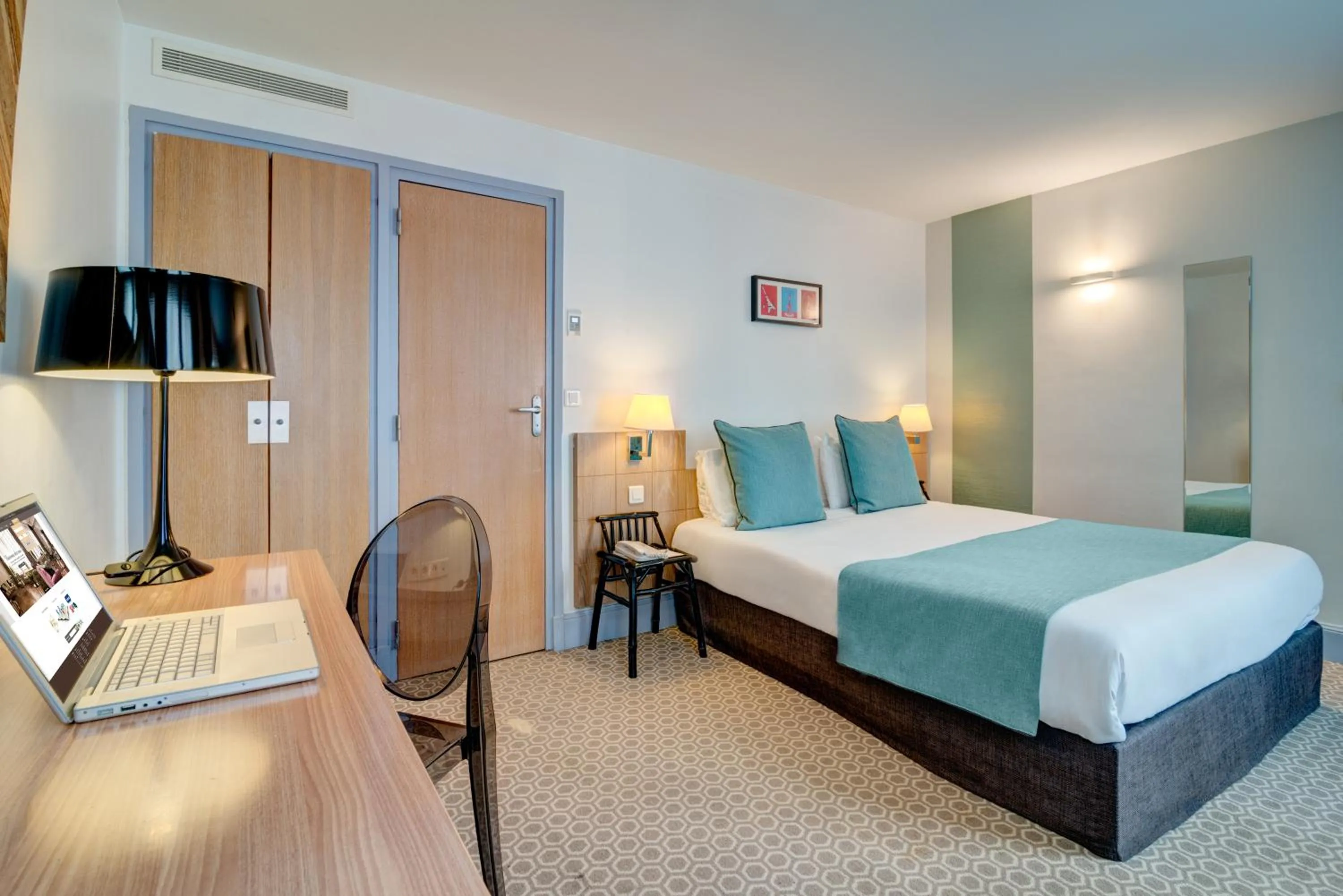 Bedroom in Hotel Caumartin Opéra - Astotel