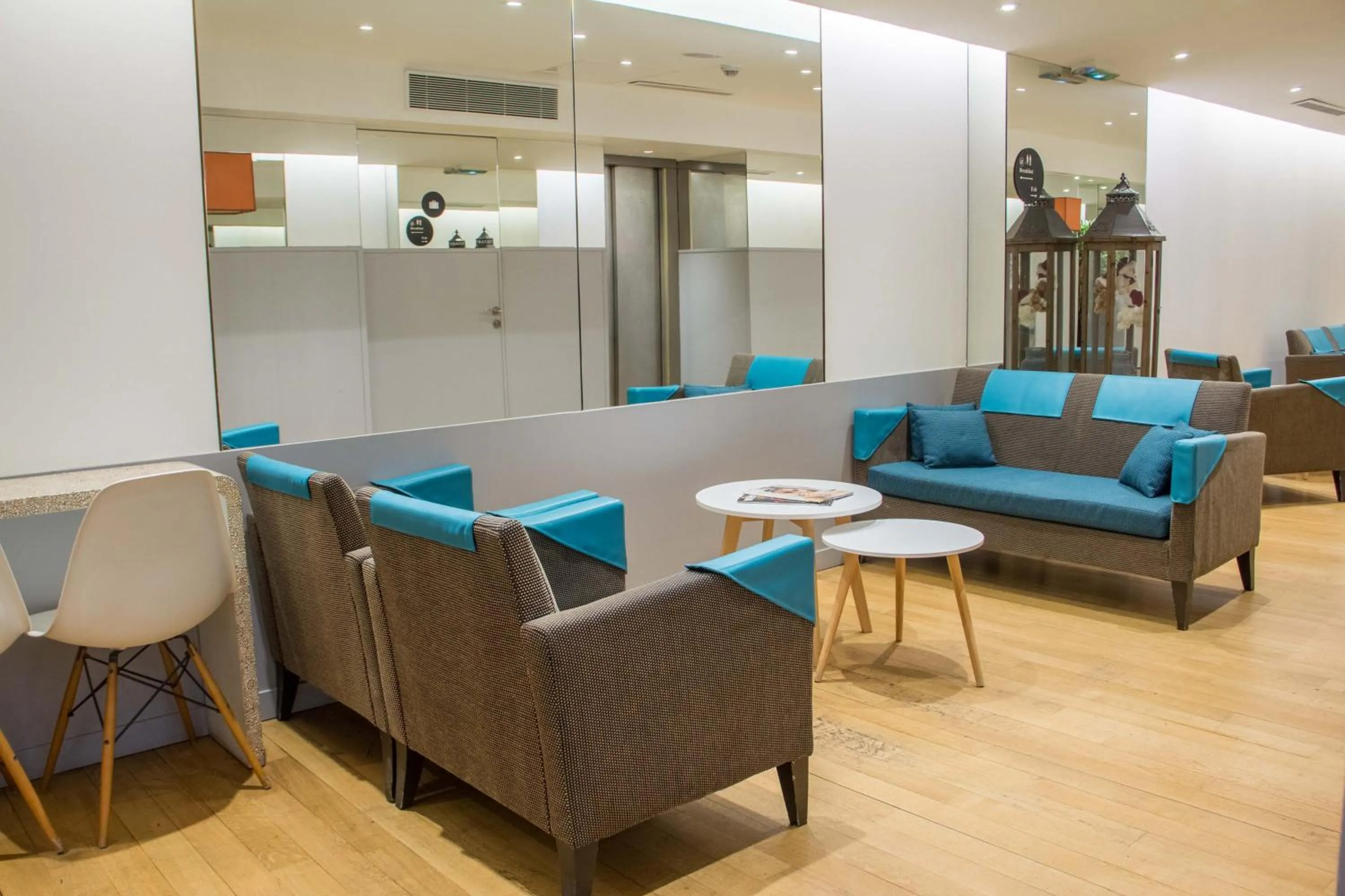 Lobby or reception in Hotel Caumartin Opéra - Astotel