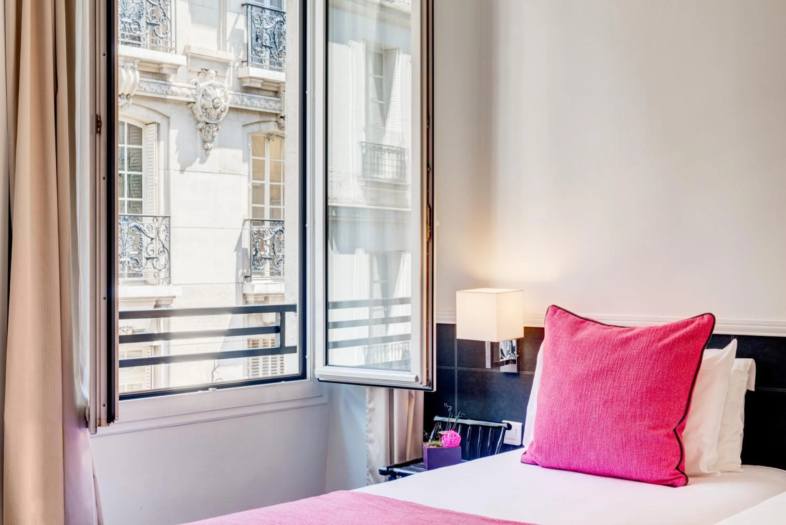 Bedroom in Hotel Caumartin Opéra - Astotel